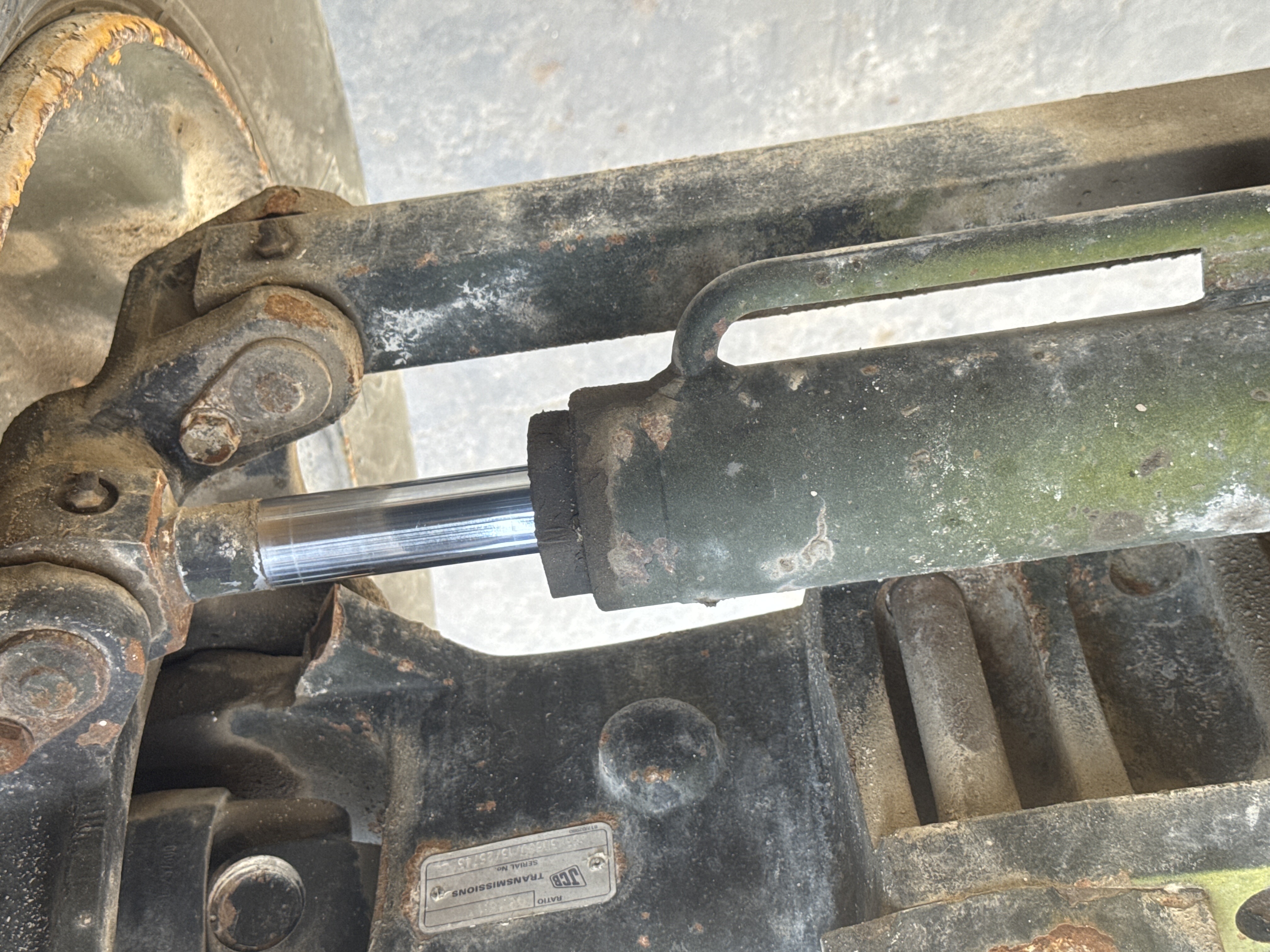 THM-003-JCB-540-170-Telehandlers-inspection-Hydraulics-Steering-cylinders-2