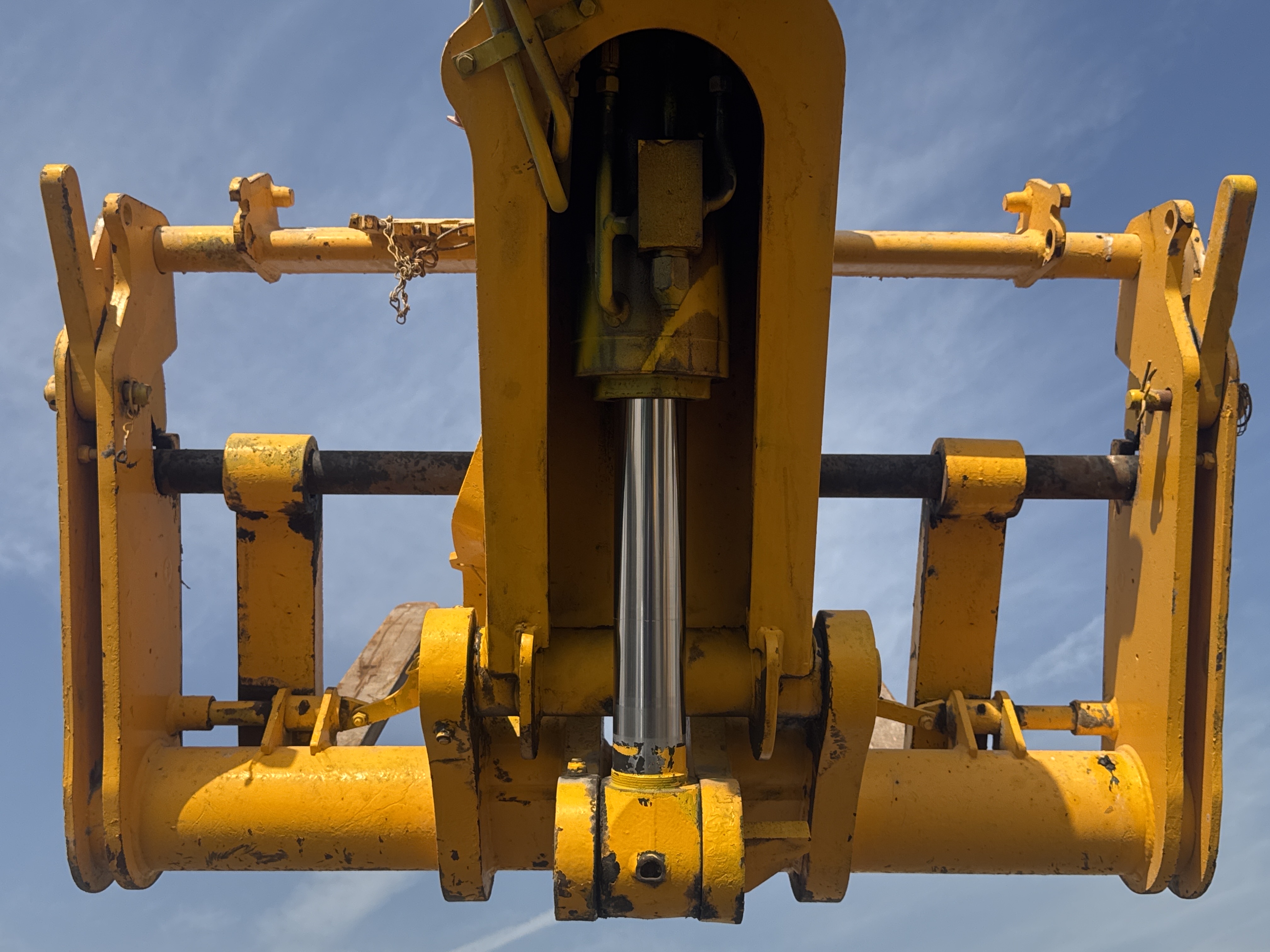 THM-003-JCB-540-170-Telehandlers-inspection-Hydraulics-Attachment-tilt-cylinder-2