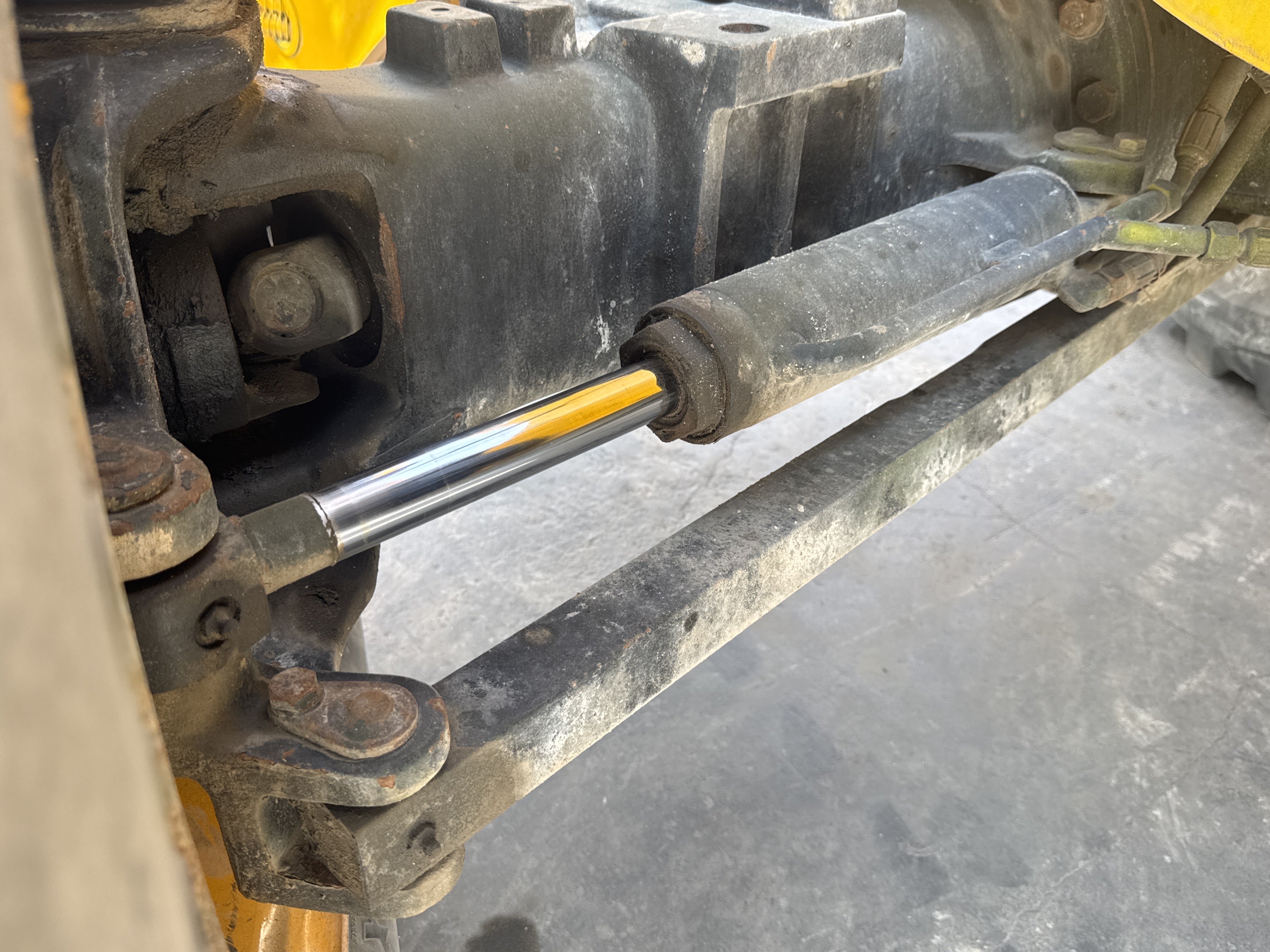 THM-003-JCB-540-170-Telehandlers-inspection-Hydraulics-Steering-cylinders-4