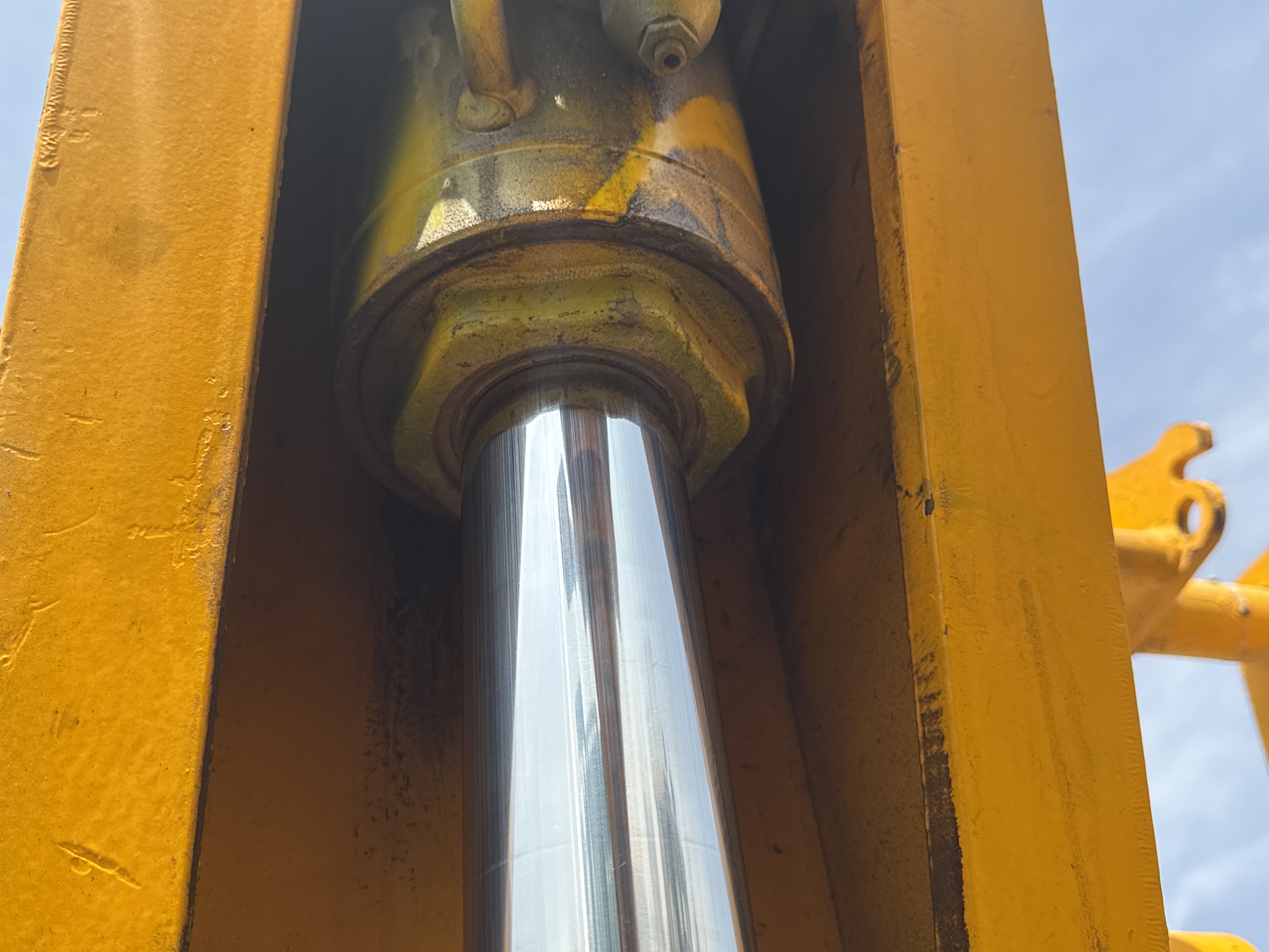 THM-003-JCB-540-170-Telehandlers-inspection-Hydraulics-Attachment-tilt-cylinder-2