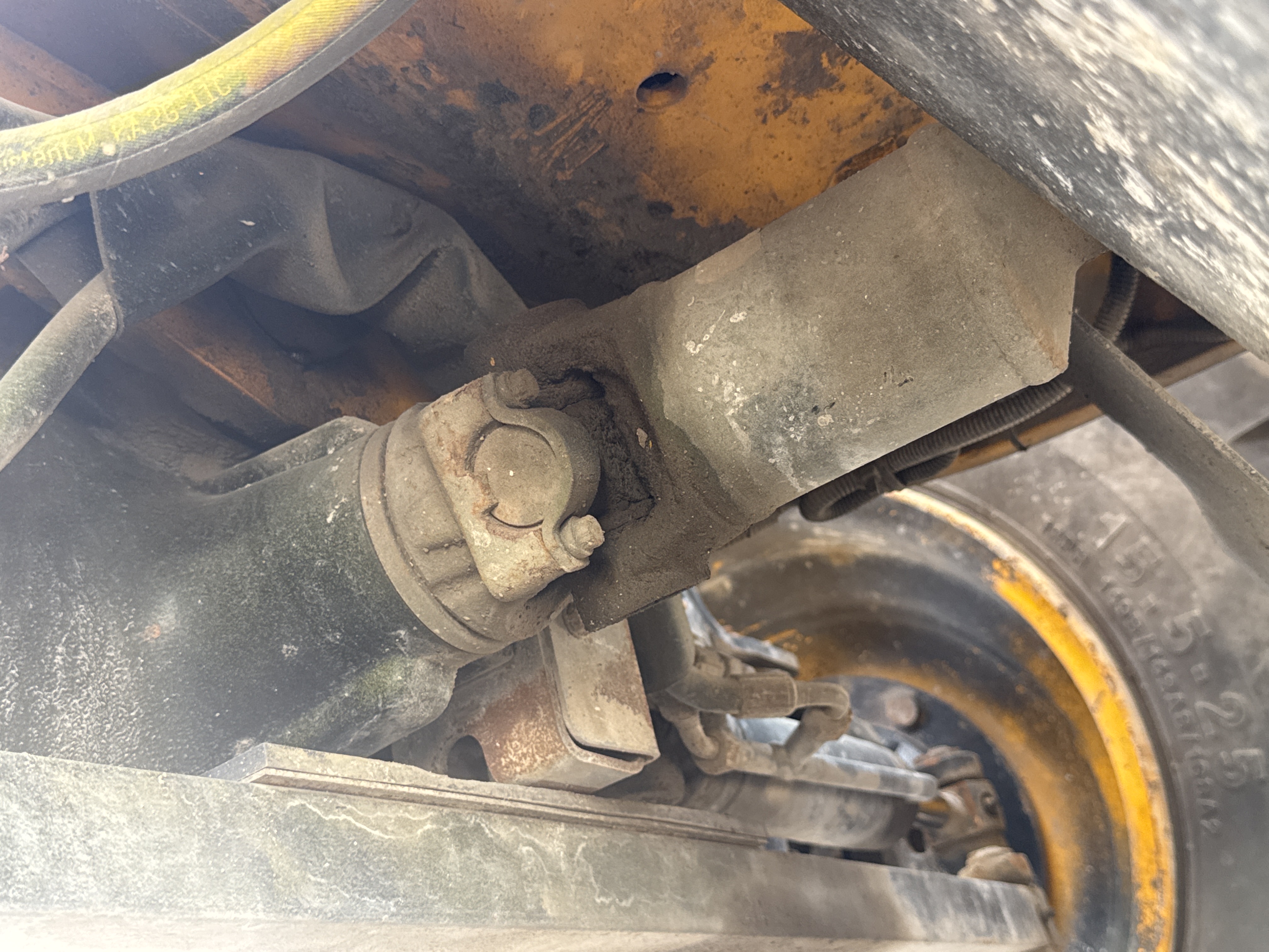THM-003-JCB-540-170-Telehandlers-inspection-Drive-system-Propeller-shaft-2