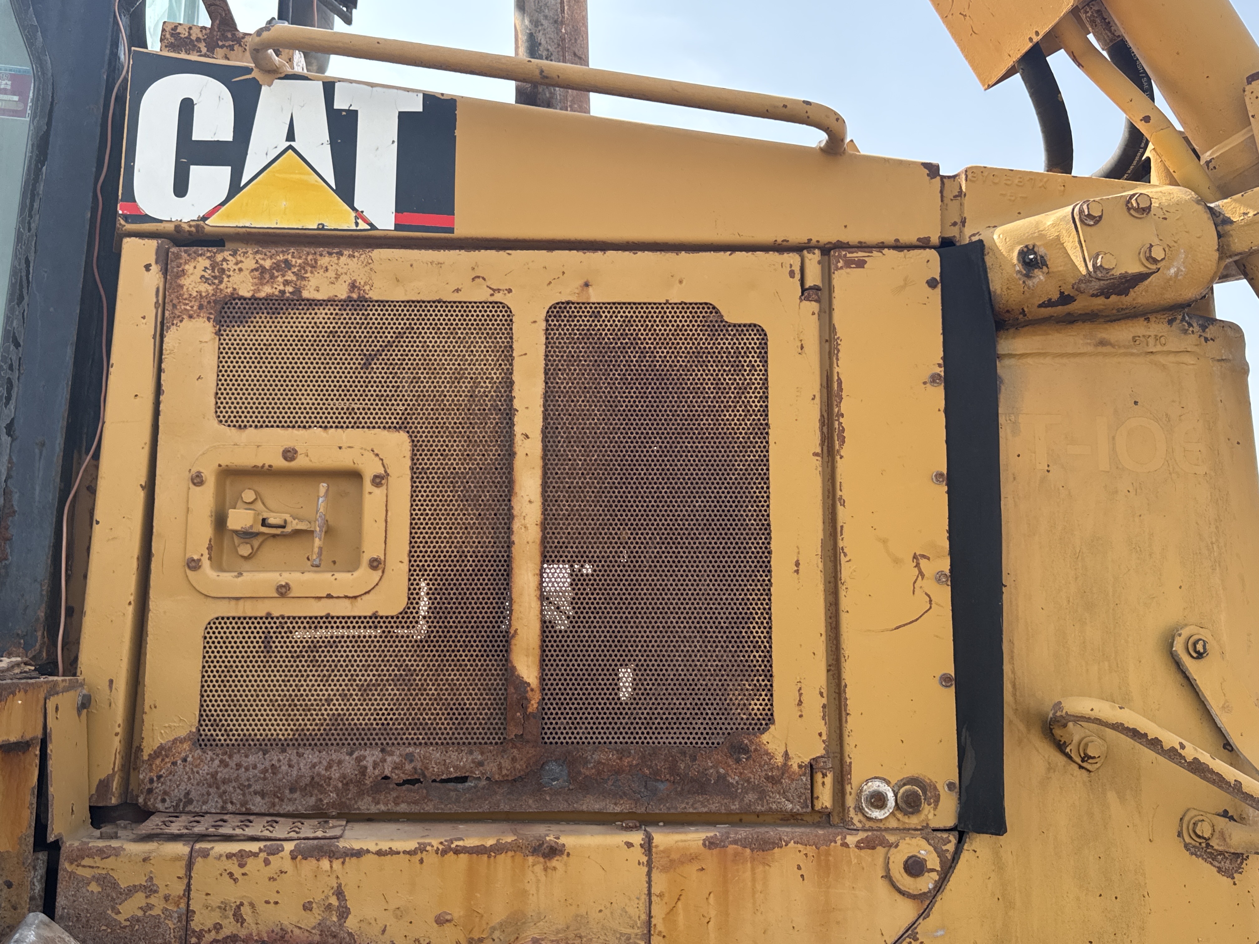 CDB-006-Cat-D6R-LGP-Crawler-dozers-inspection-Structure-Sheet-metal-(fiberglass)-2