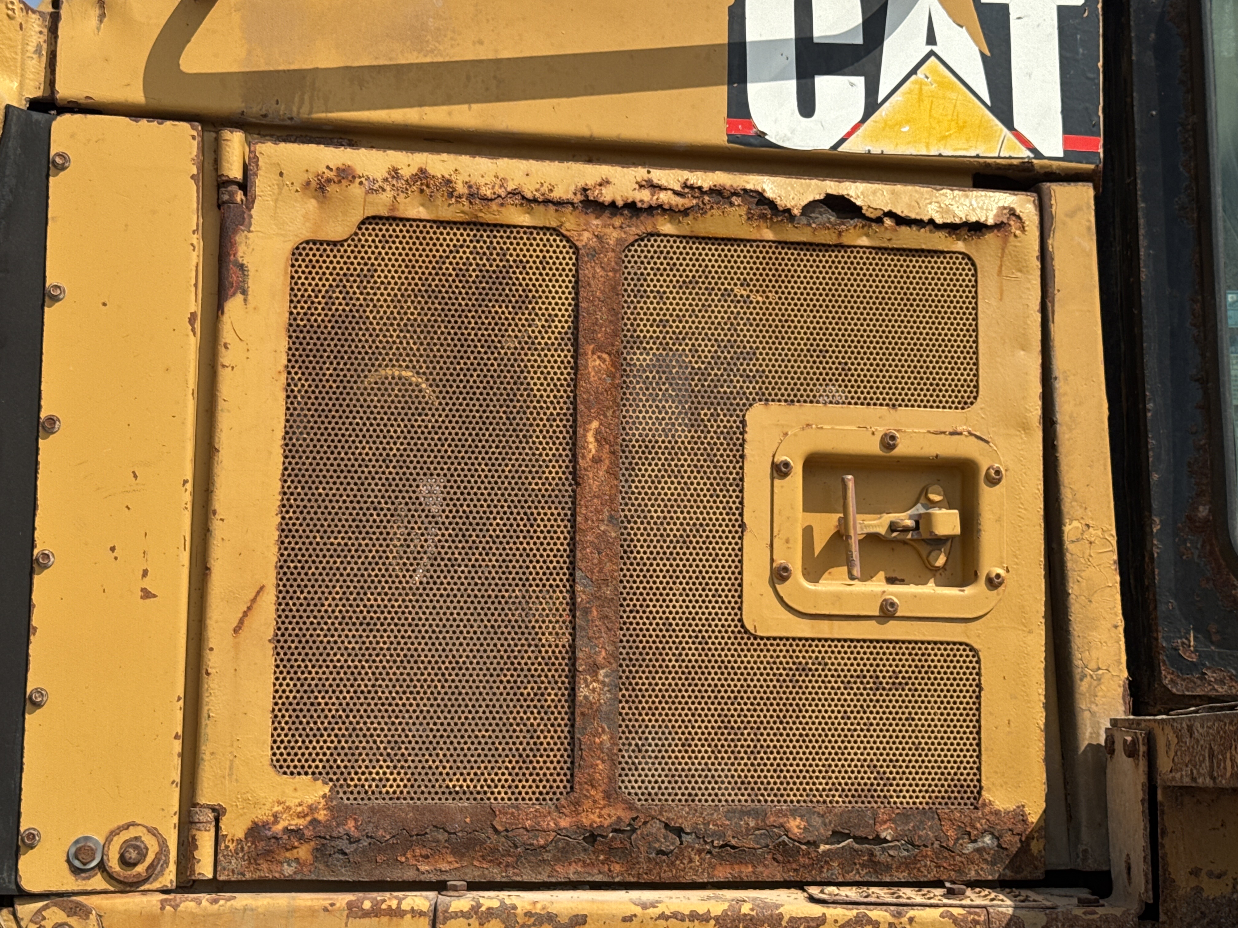 CDB-006-Cat-D6R-LGP-Crawler-dozers-inspection-Structure-Sheet-metal-(fiberglass)-2