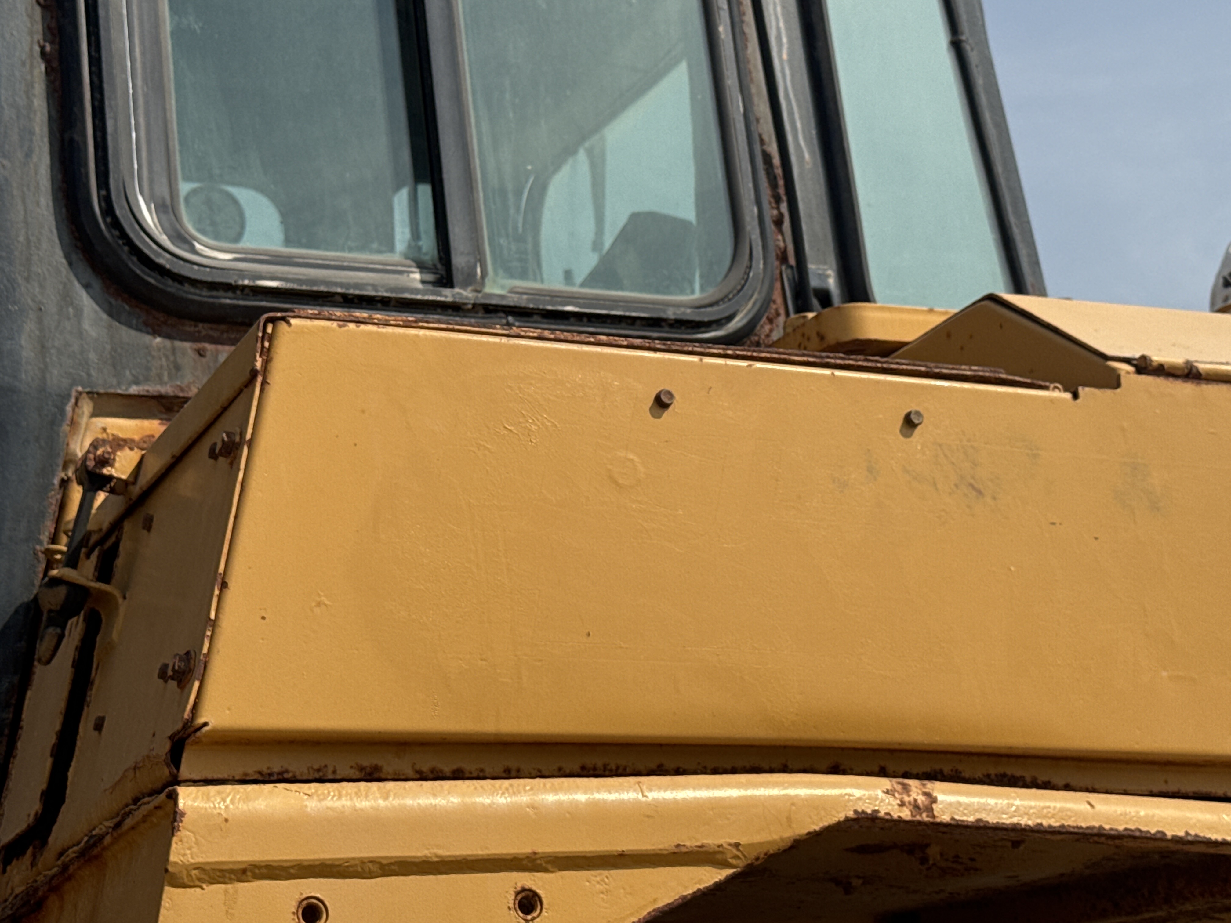 CDB-006-Cat-D6R-LGP-Crawler-dozers-inspection-Structure-Sheet-metal-(fiberglass)-2
