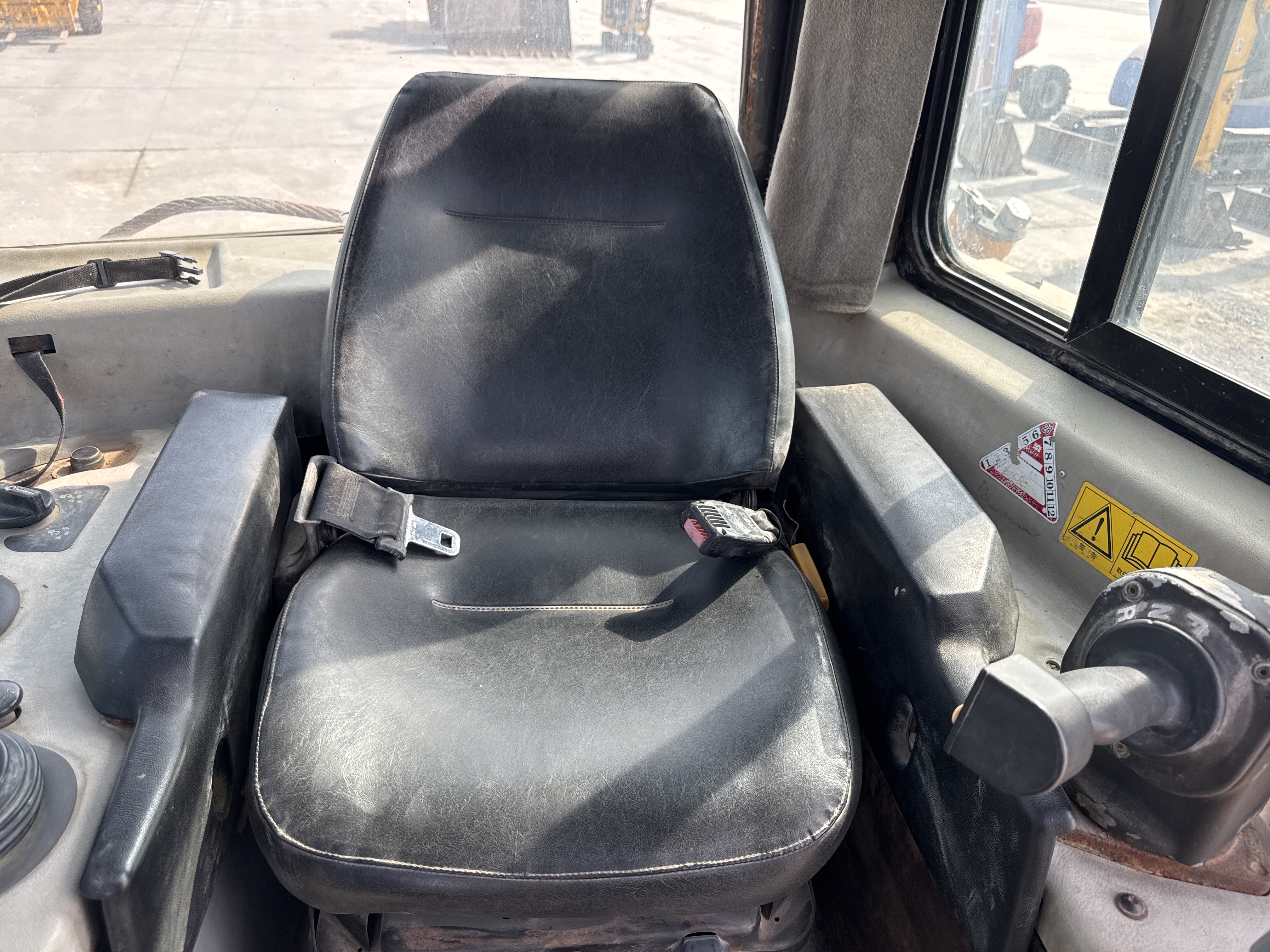 CDB-006-Cat-D6R-LGP-Crawler-dozers-inspection-Cabin-Seats/armrests-2