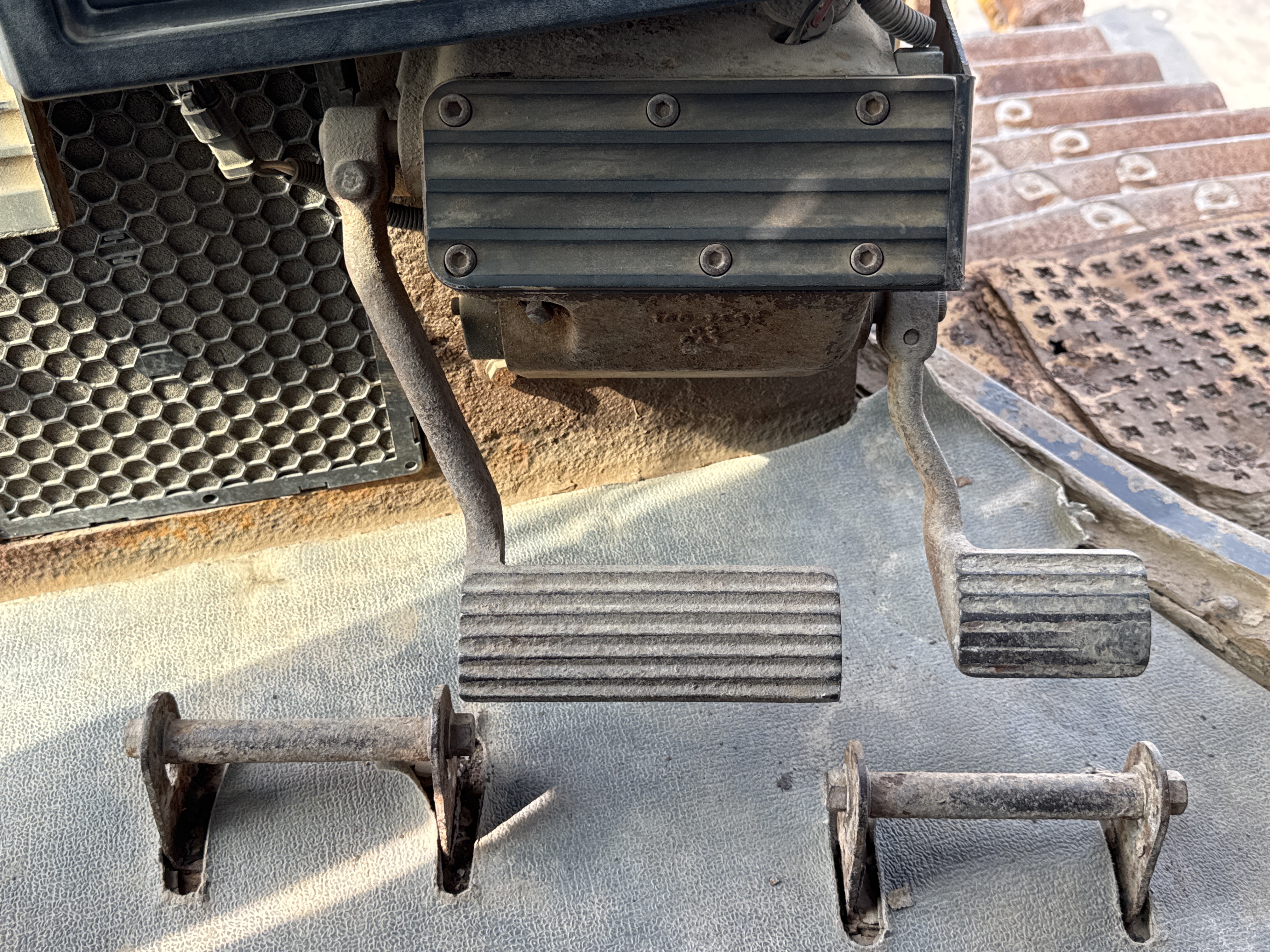 CDB-006-Cat-D6R-LGP-Crawler-dozers-inspection-Cabin-Pedals-2