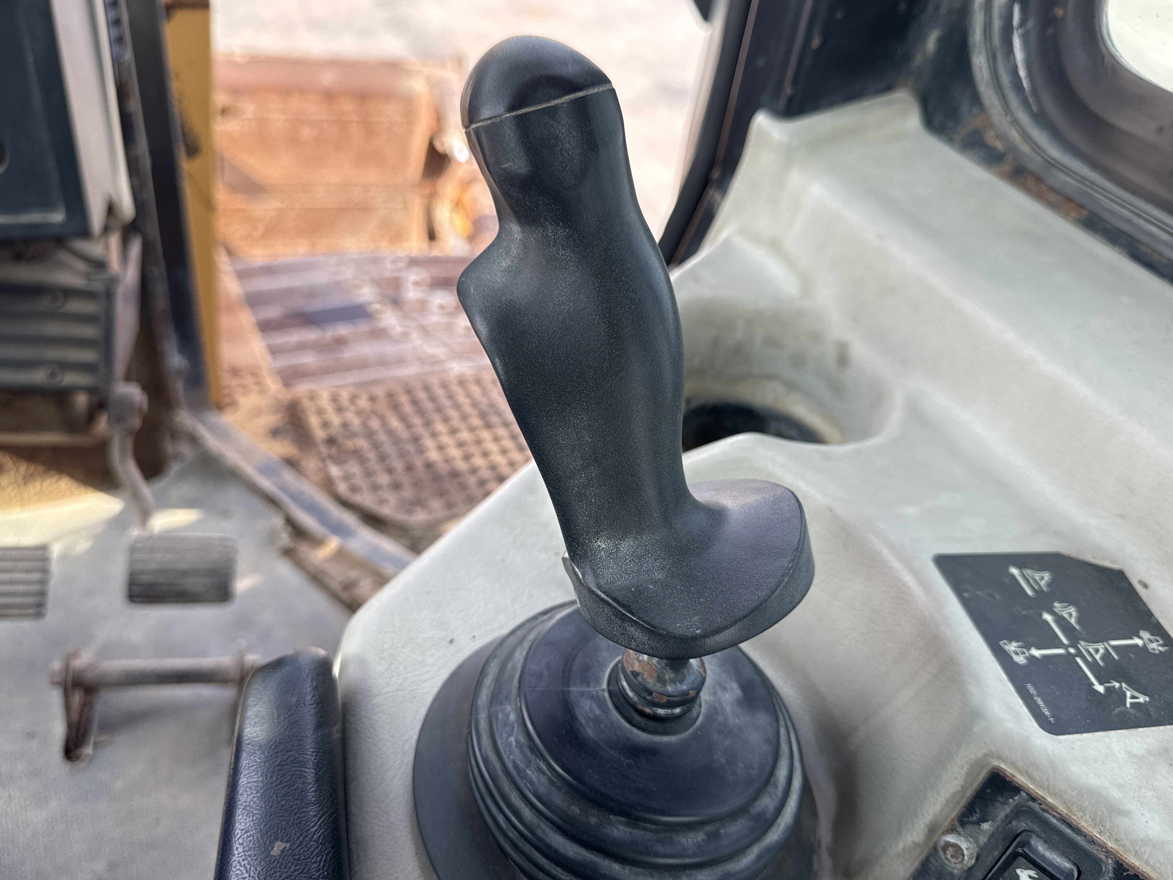 CDB-006-Cat-D6R-LGP-Crawler-dozers-inspection-Cabin-Joysticks-2