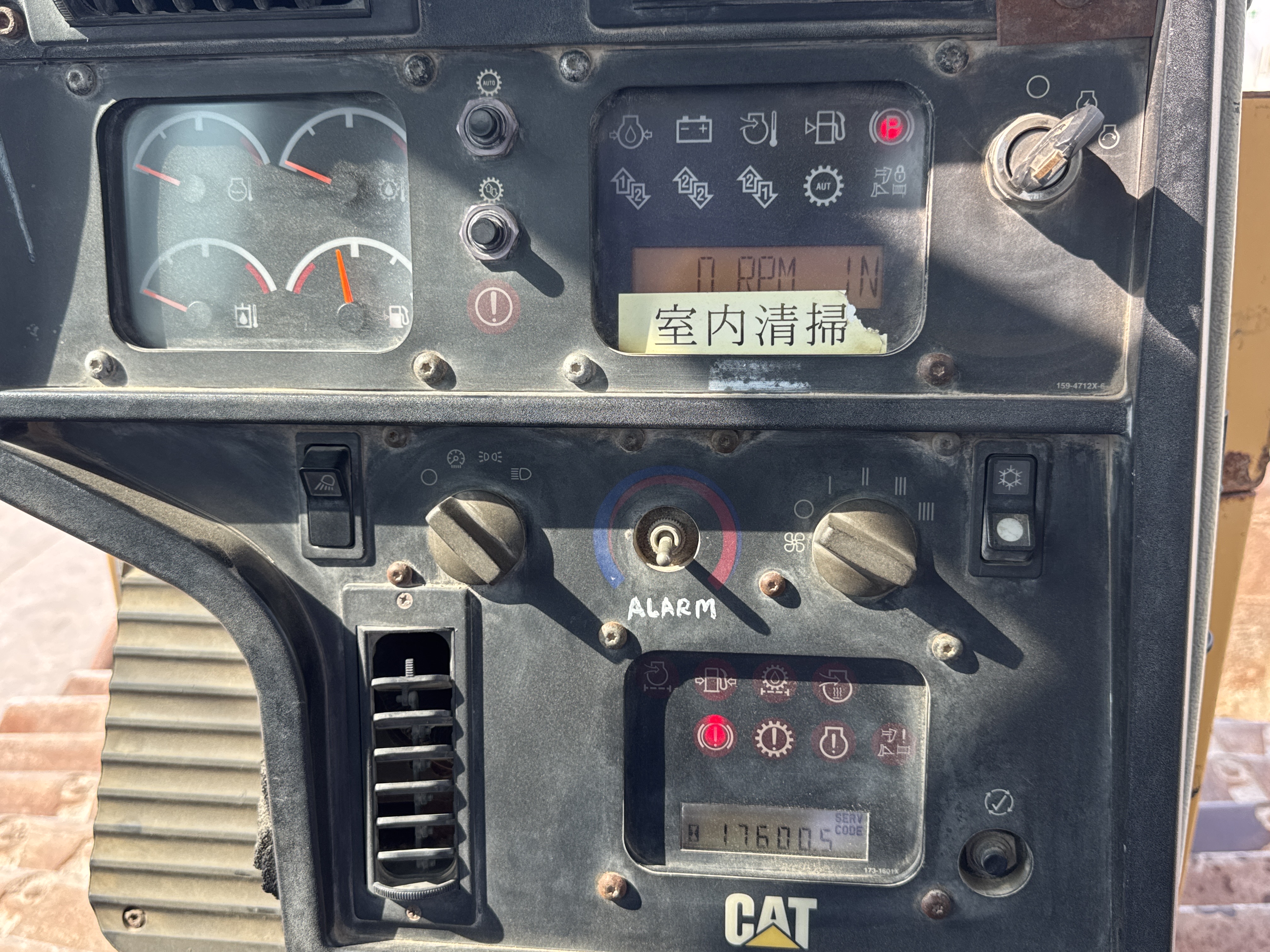 CDB-006-Cat-D6R-LGP-Crawler-dozers-inspection-Cabin-Instrument-cluster-2