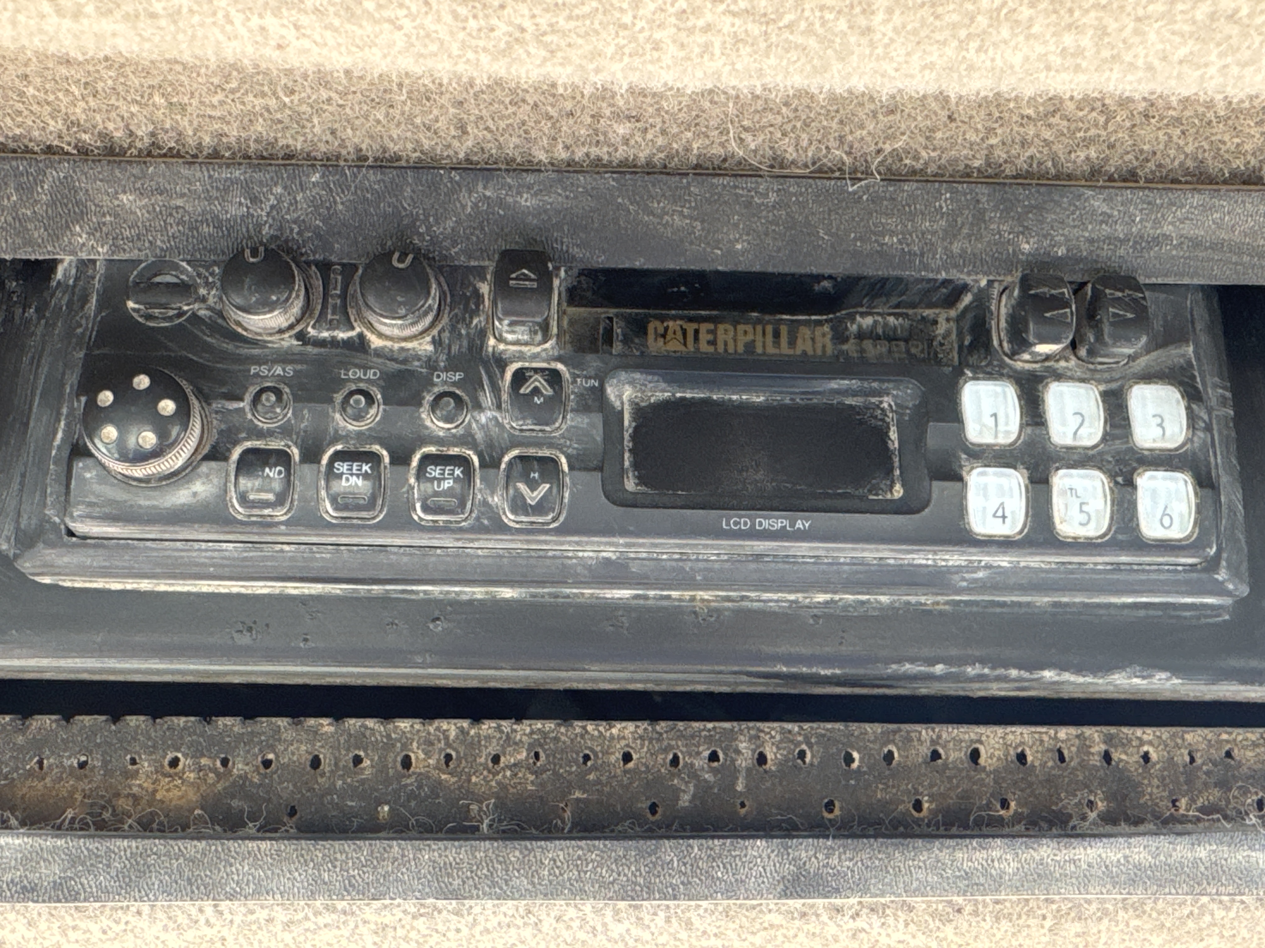 CDB-006-Cat-D6R-LGP-Crawler-dozers-inspection-Cabin-Radio-2