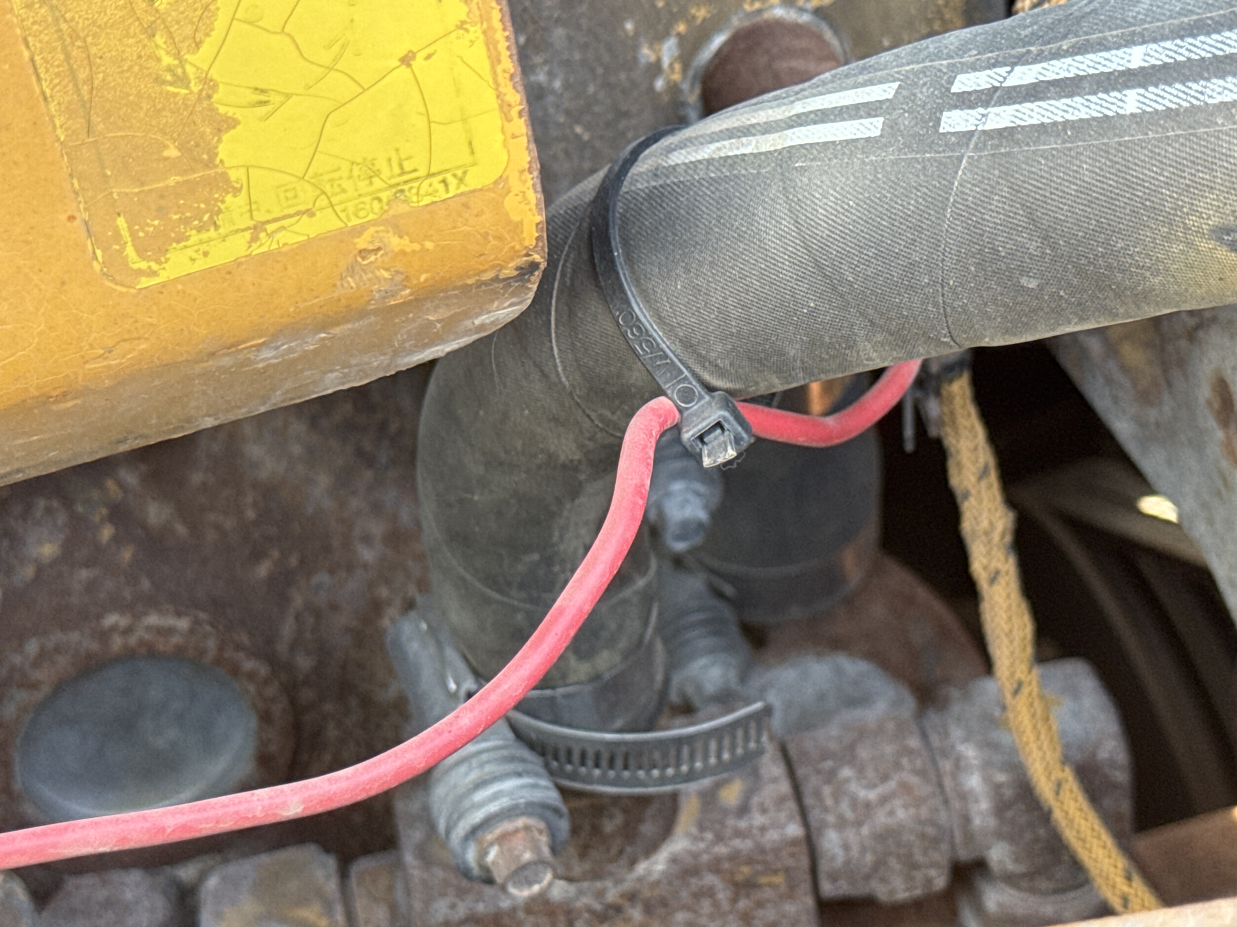 CDB-006-Cat-D6R-LGP-Crawler-dozers-inspection-Engine-Hoses-2