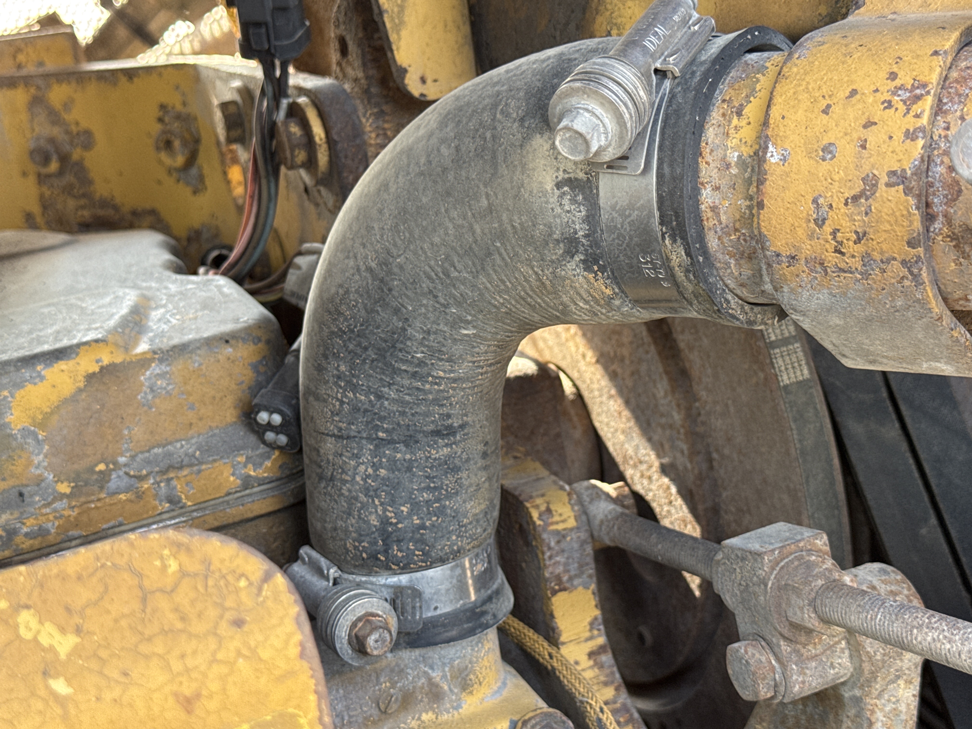 CDB-006-Cat-D6R-LGP-Crawler-dozers-inspection-Engine-Hoses-2