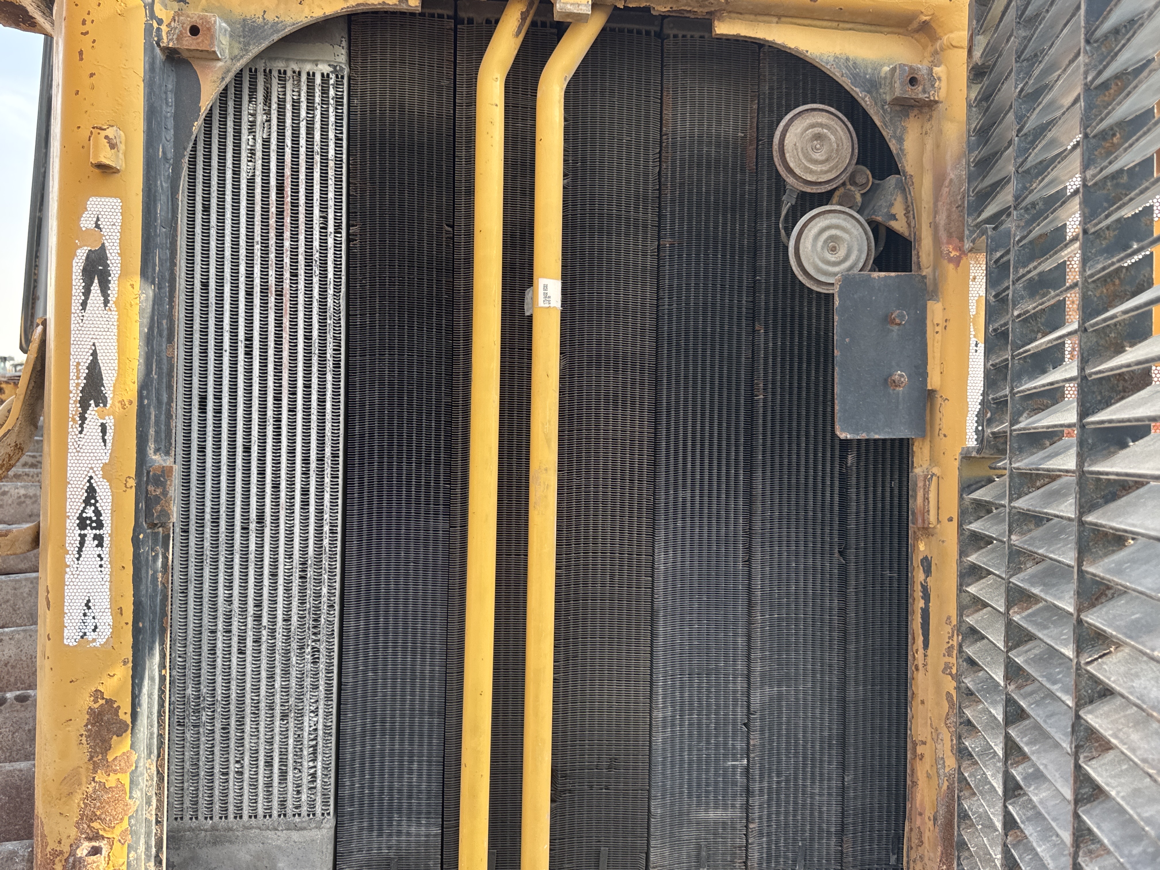 CDB-006-Cat-D6R-LGP-Crawler-dozers-inspection-Engine-Radiator,-condenser,-intercooler,-hydraulic-cooler-2