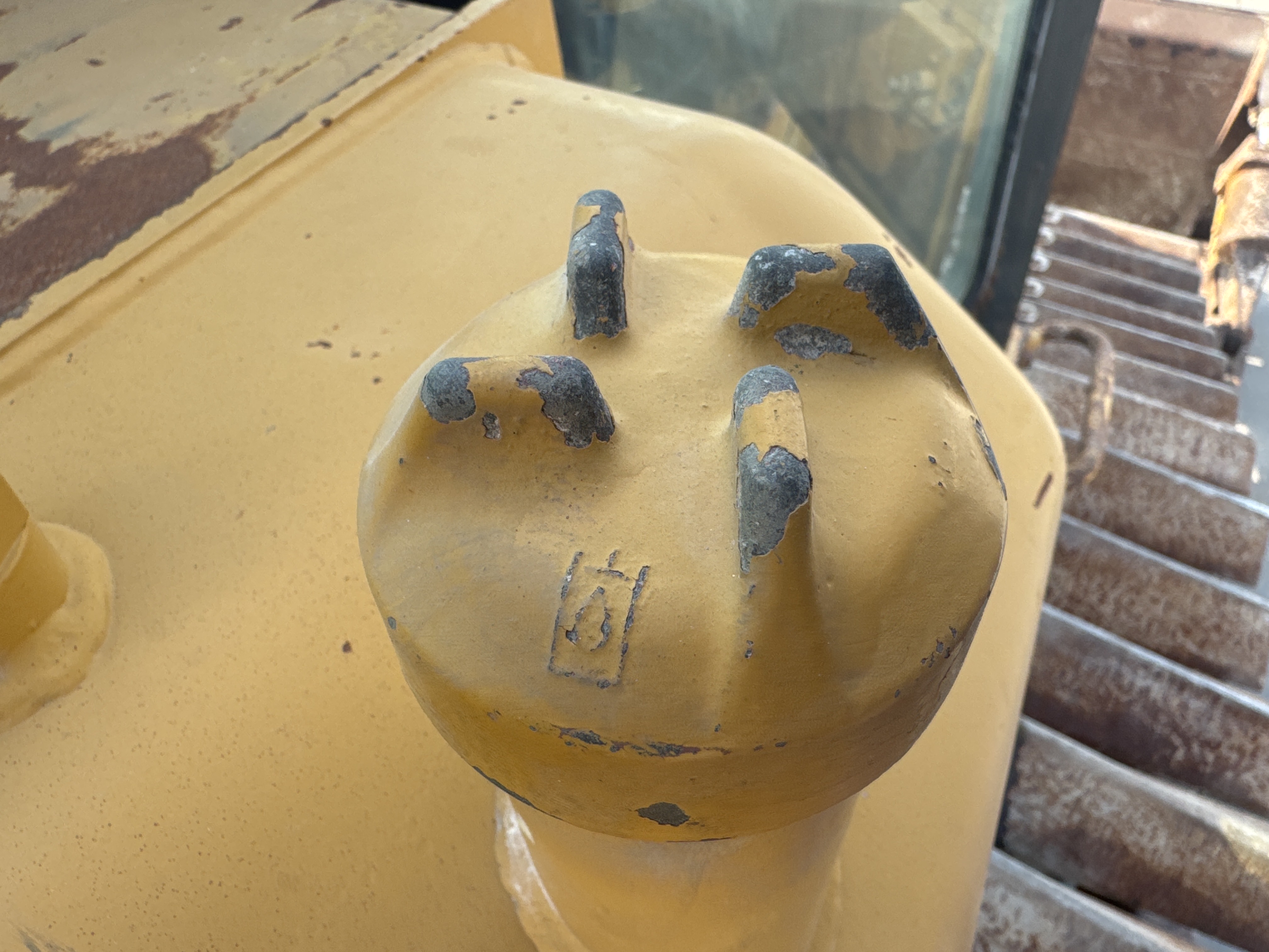 CDB-006-Cat-D6R-LGP-Crawler-dozers-inspection-Hydraulics-Hydraulic-Tank-2