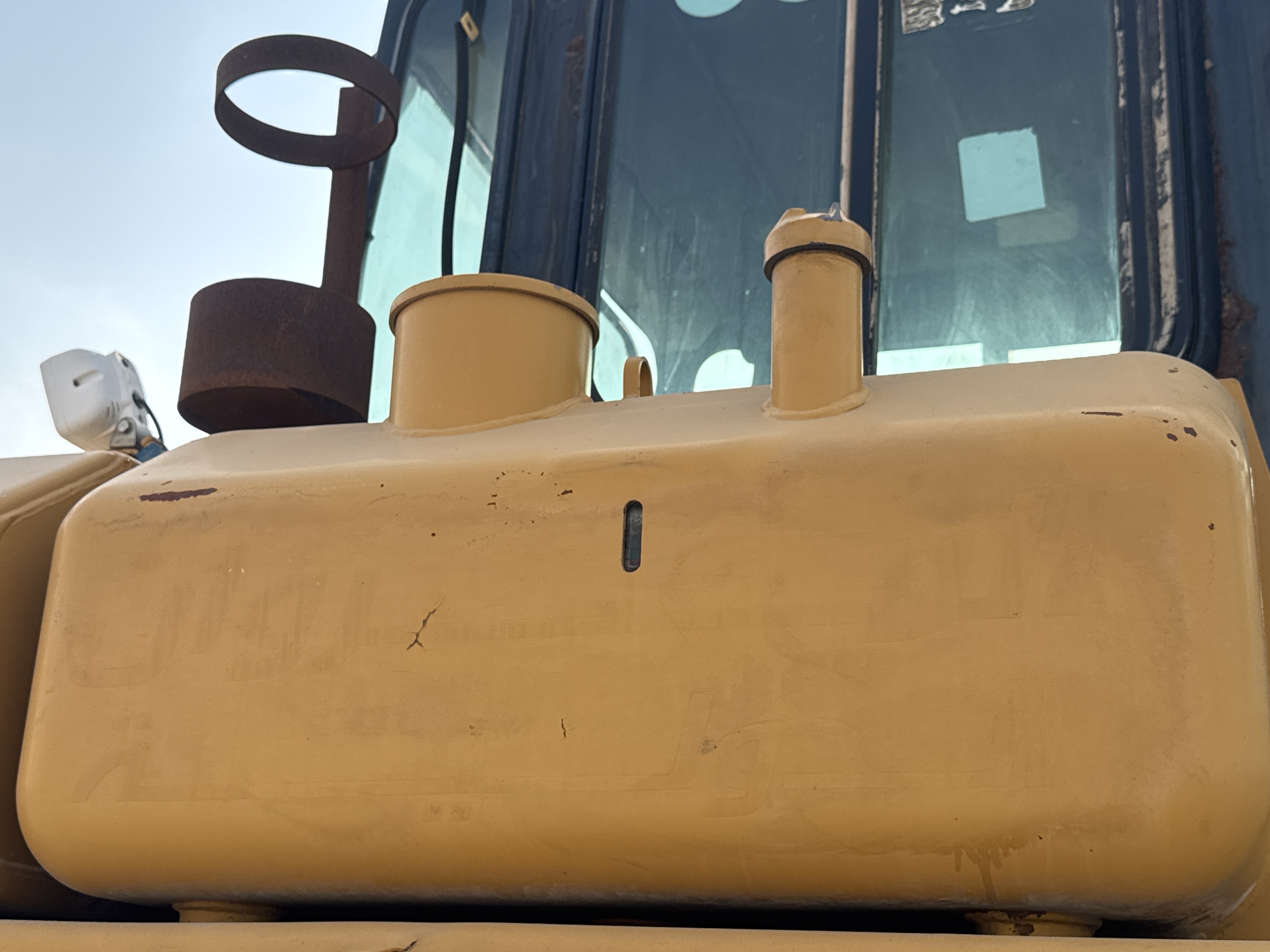 CDB-006-Cat-D6R-LGP-Crawler-dozers-inspection-Hydraulics-Hydraulic-Tank-2