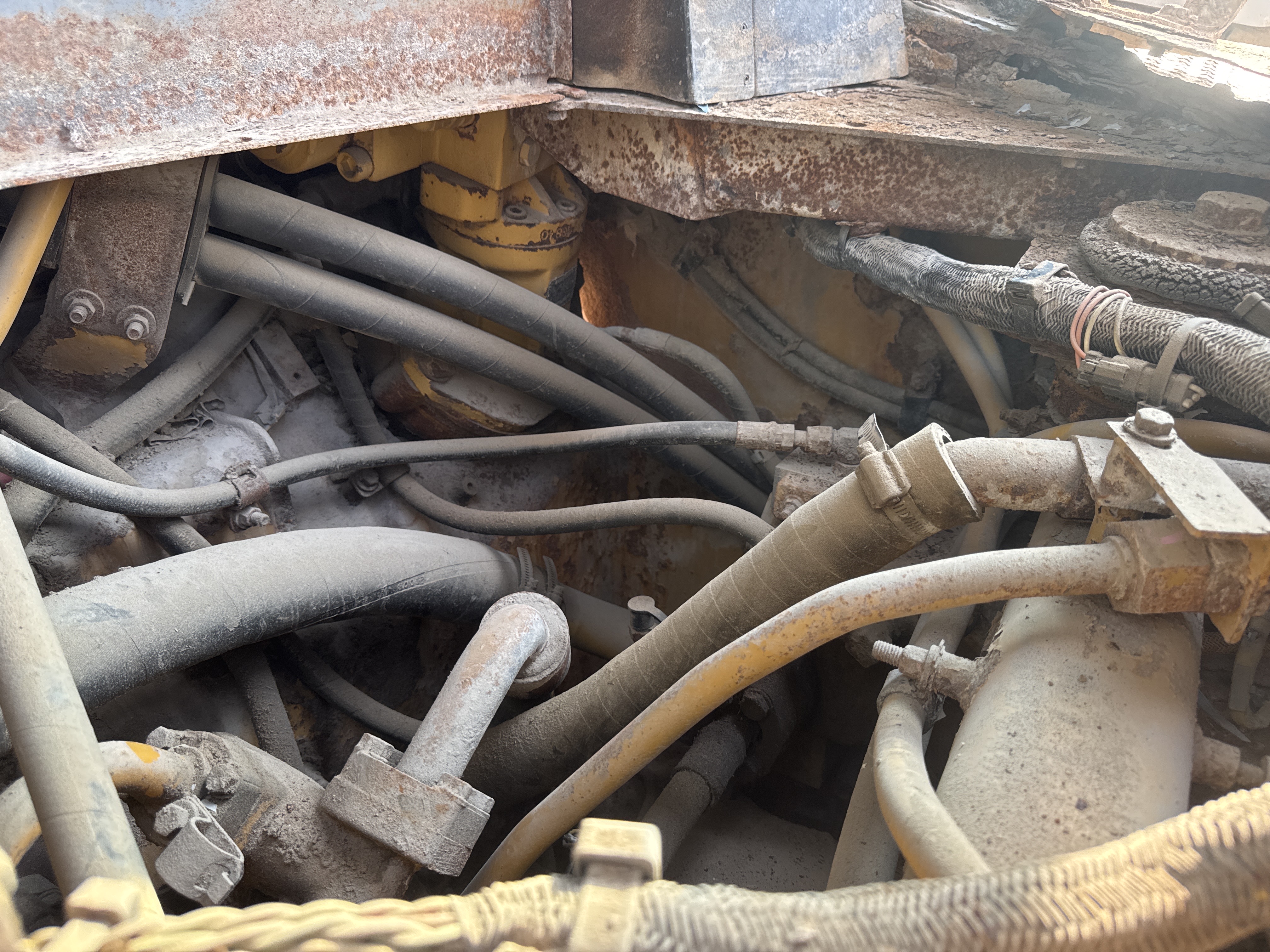CDB-006-Cat-D6R-LGP-Crawler-dozers-inspection-Hydraulics-Hydraulic-hoses-and-lines-2