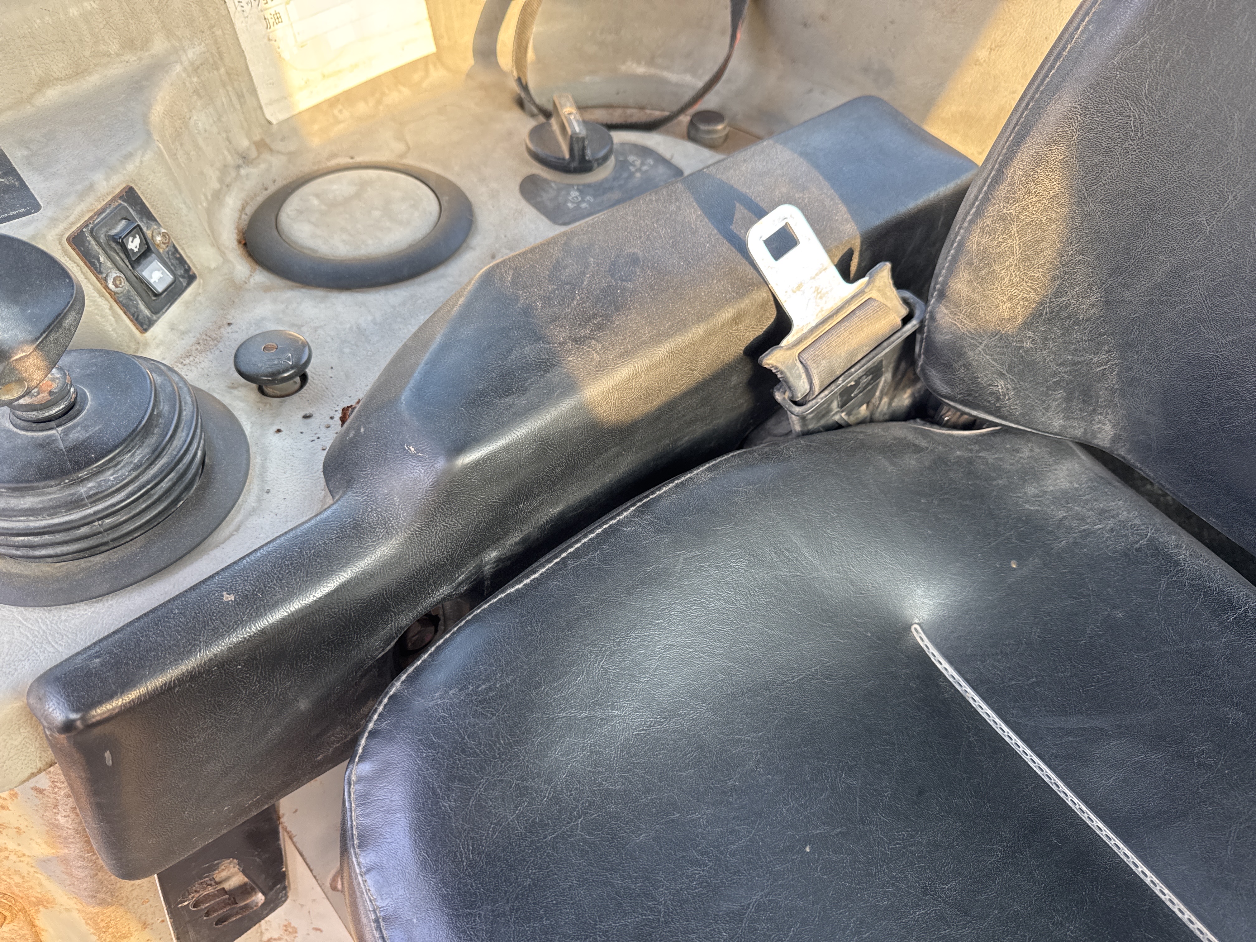 CDB-006-Cat-D6R-LGP-Crawler-dozers-inspection-Cabin-Seats/armrests-2