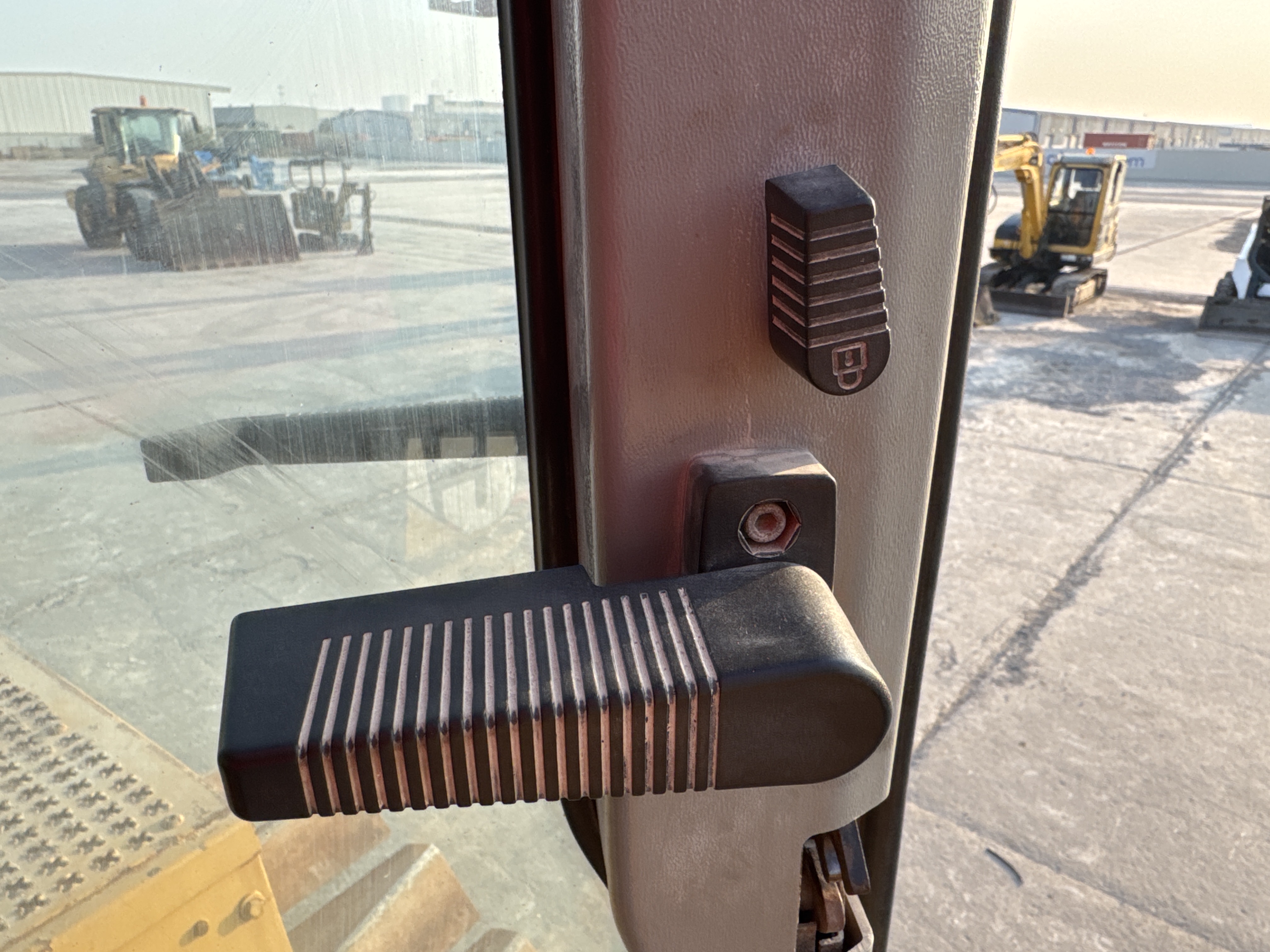 CDB-006-Cat-D6R-LGP-Crawler-dozers-inspection-Cabin-Door-handles-2