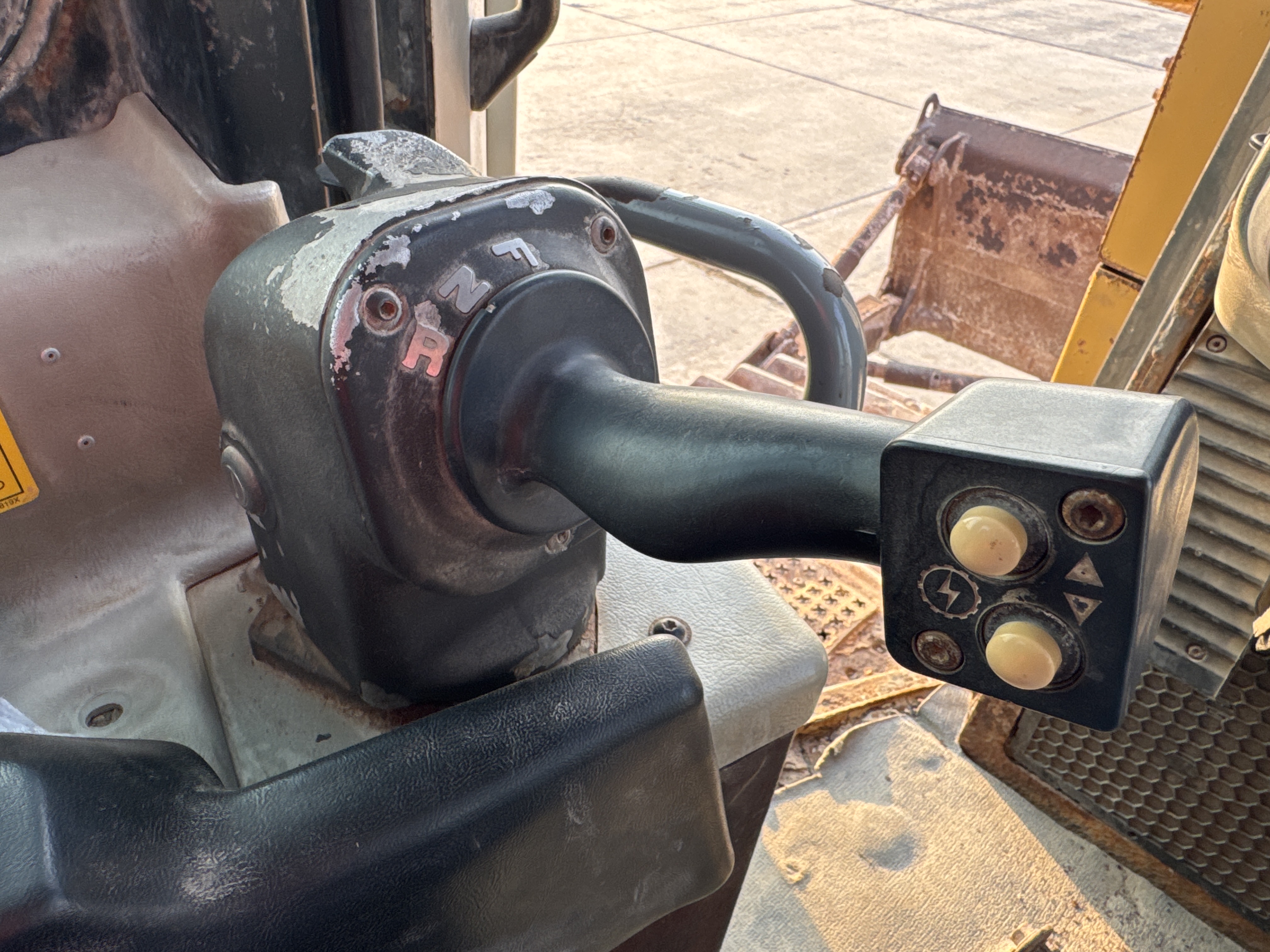 CDB-006-Cat-D6R-LGP-Crawler-dozers-inspection-Cabin-Joysticks-2