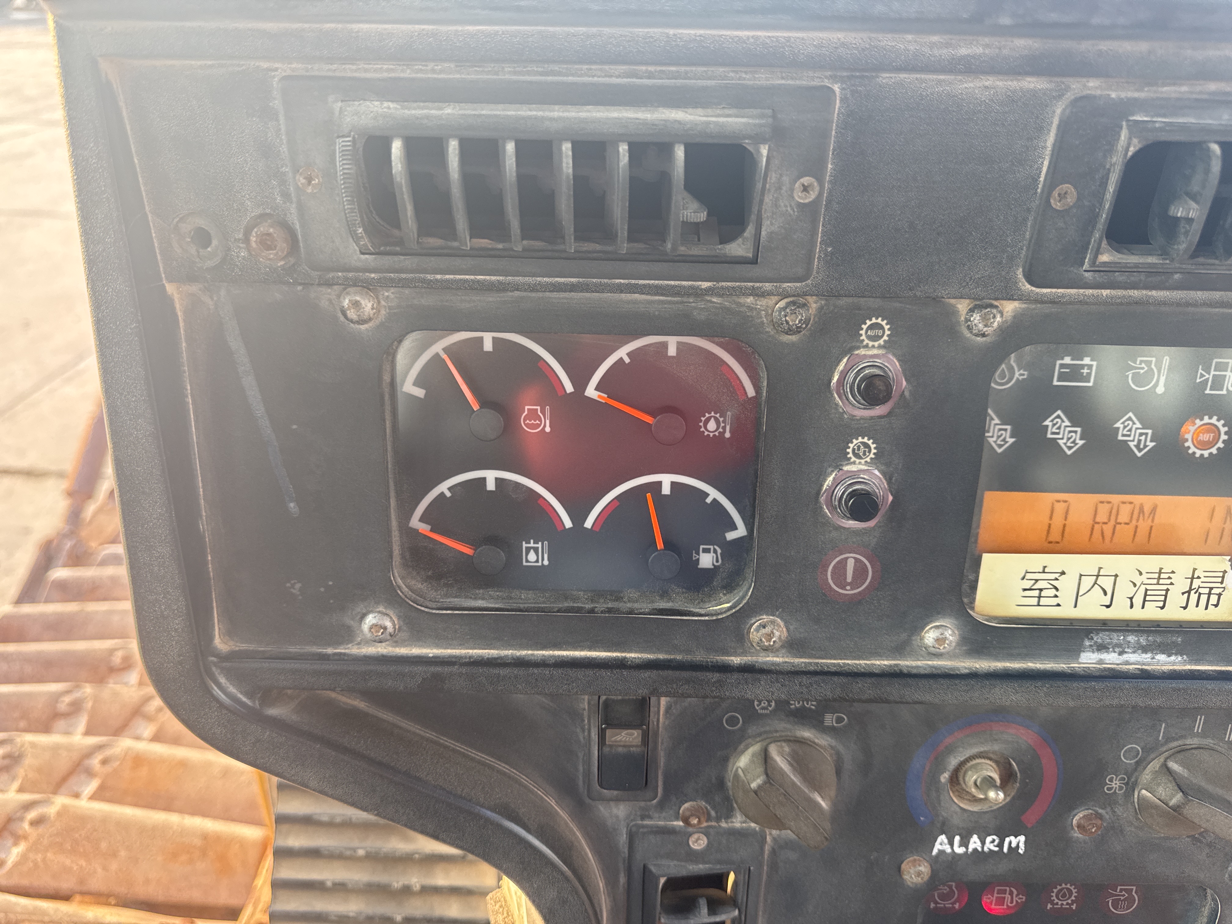 CDB-006-Cat-D6R-LGP-Crawler-dozers-inspection-Cabin-Instrument-cluster-2