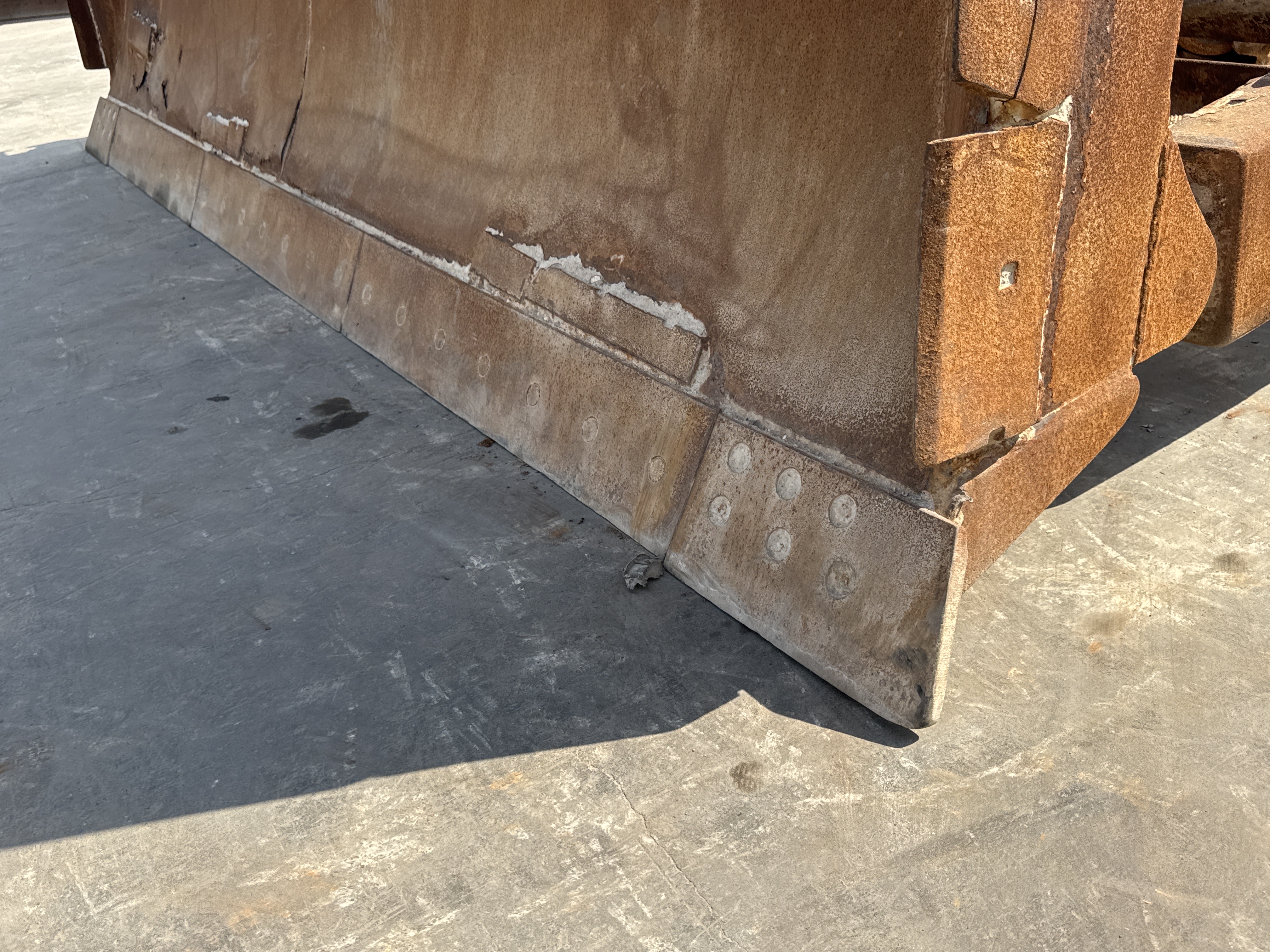 CDB-006-Cat-D6R-LGP-Crawler-dozers-inspection-Attachment-Dozer-blade-cutting-edge-2