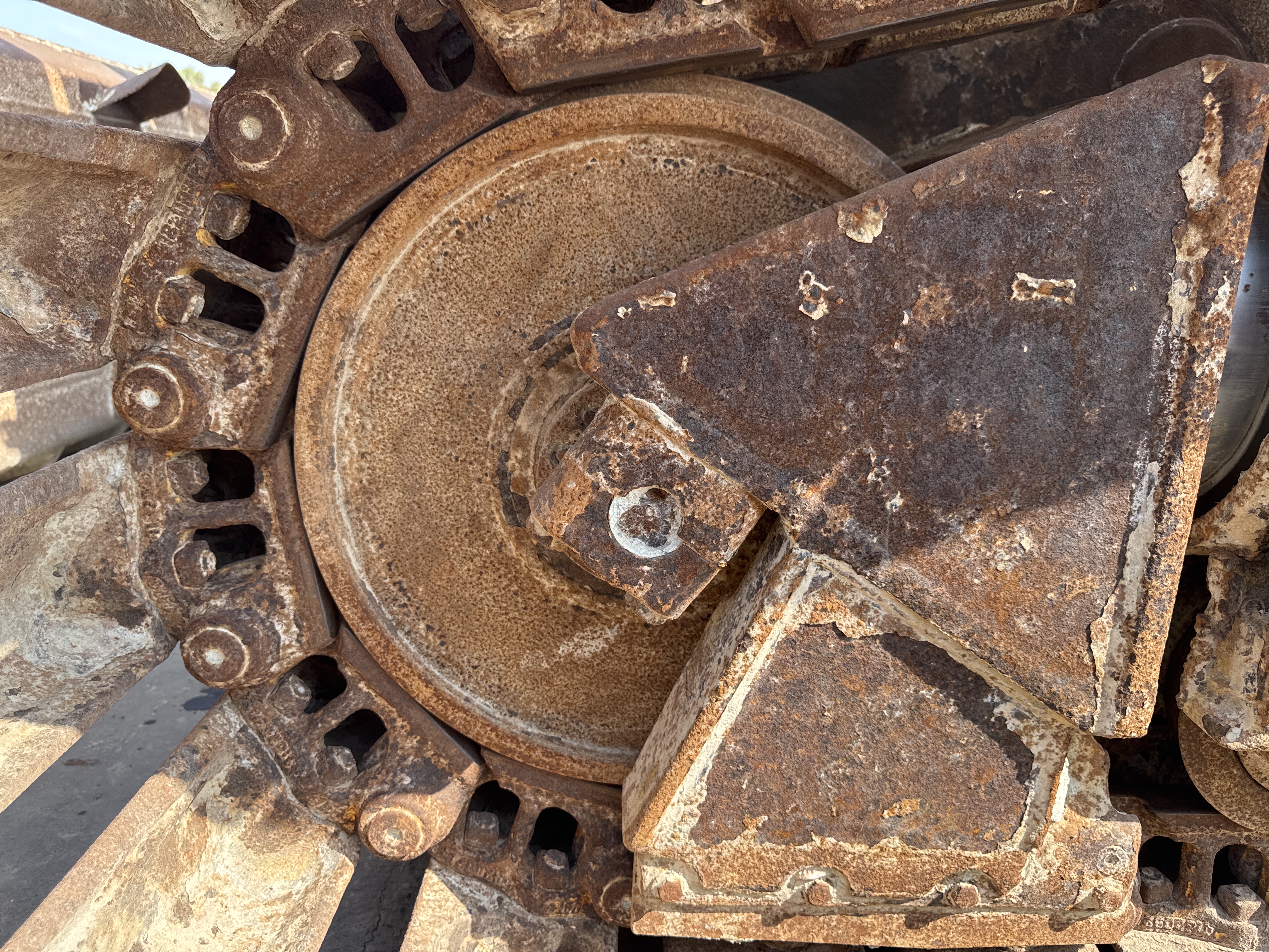 CDB-006-Cat-D6R-LGP-Crawler-dozers-inspection-Undercarriage-Left-front-idler-2