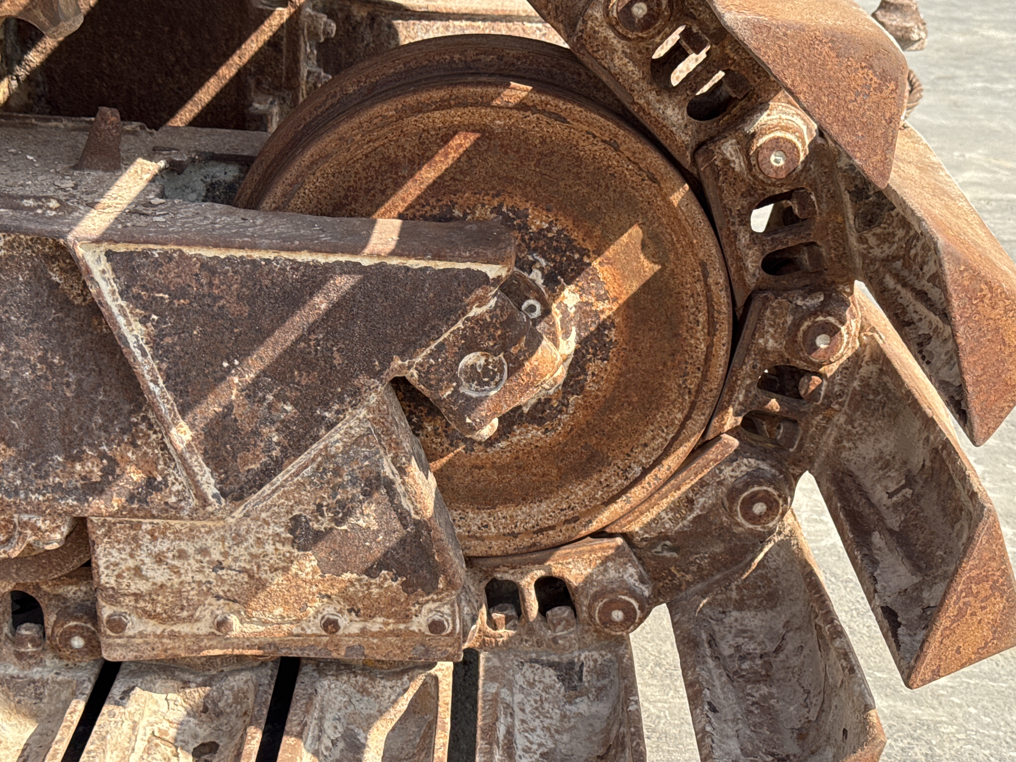 CDB-006-Cat-D6R-LGP-Crawler-dozers-inspection-Undercarriage-Left-rear-idler-2