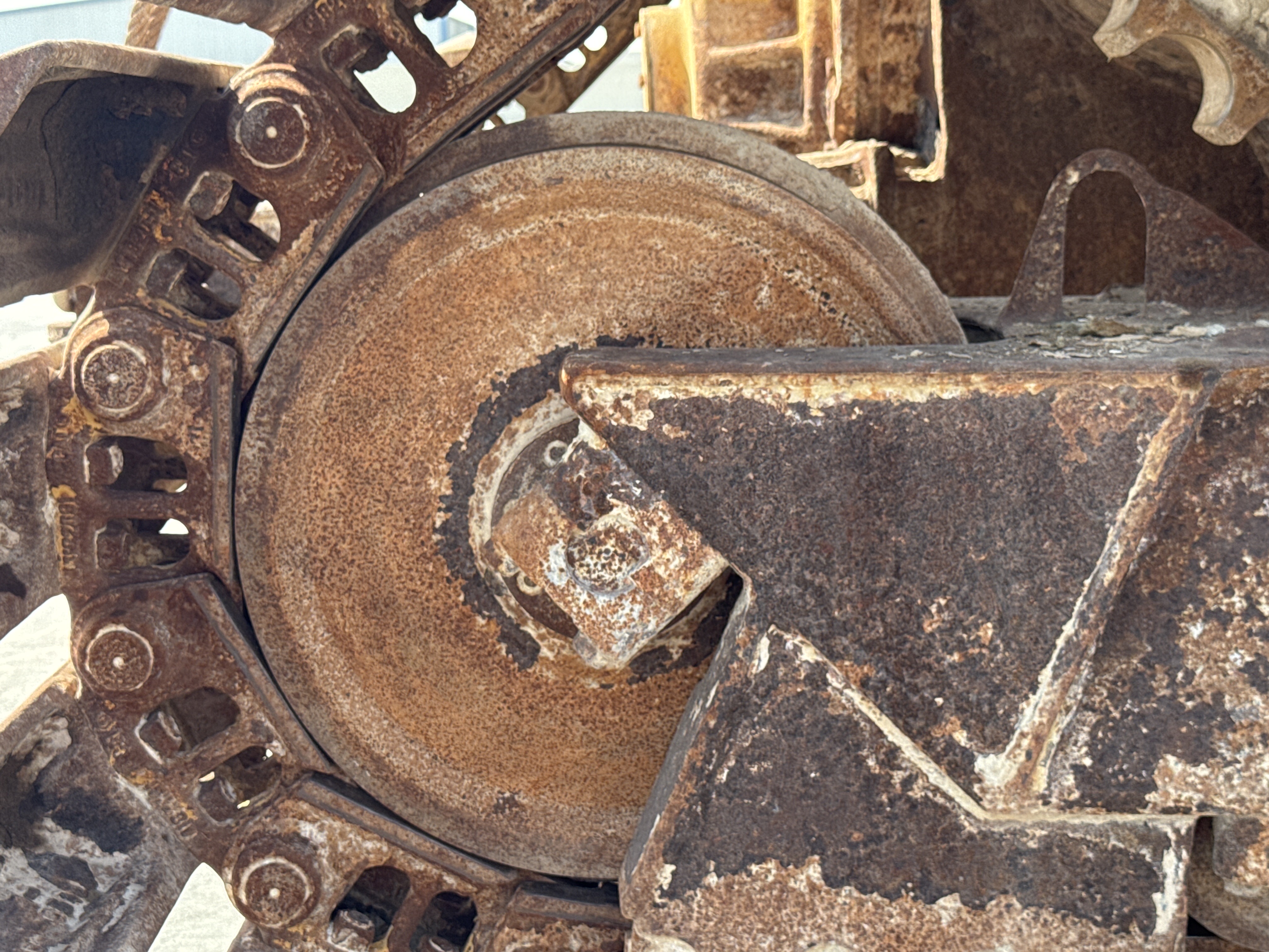CDB-006-Cat-D6R-LGP-Crawler-dozers-inspection-Undercarriage-Right-rear-idler-2