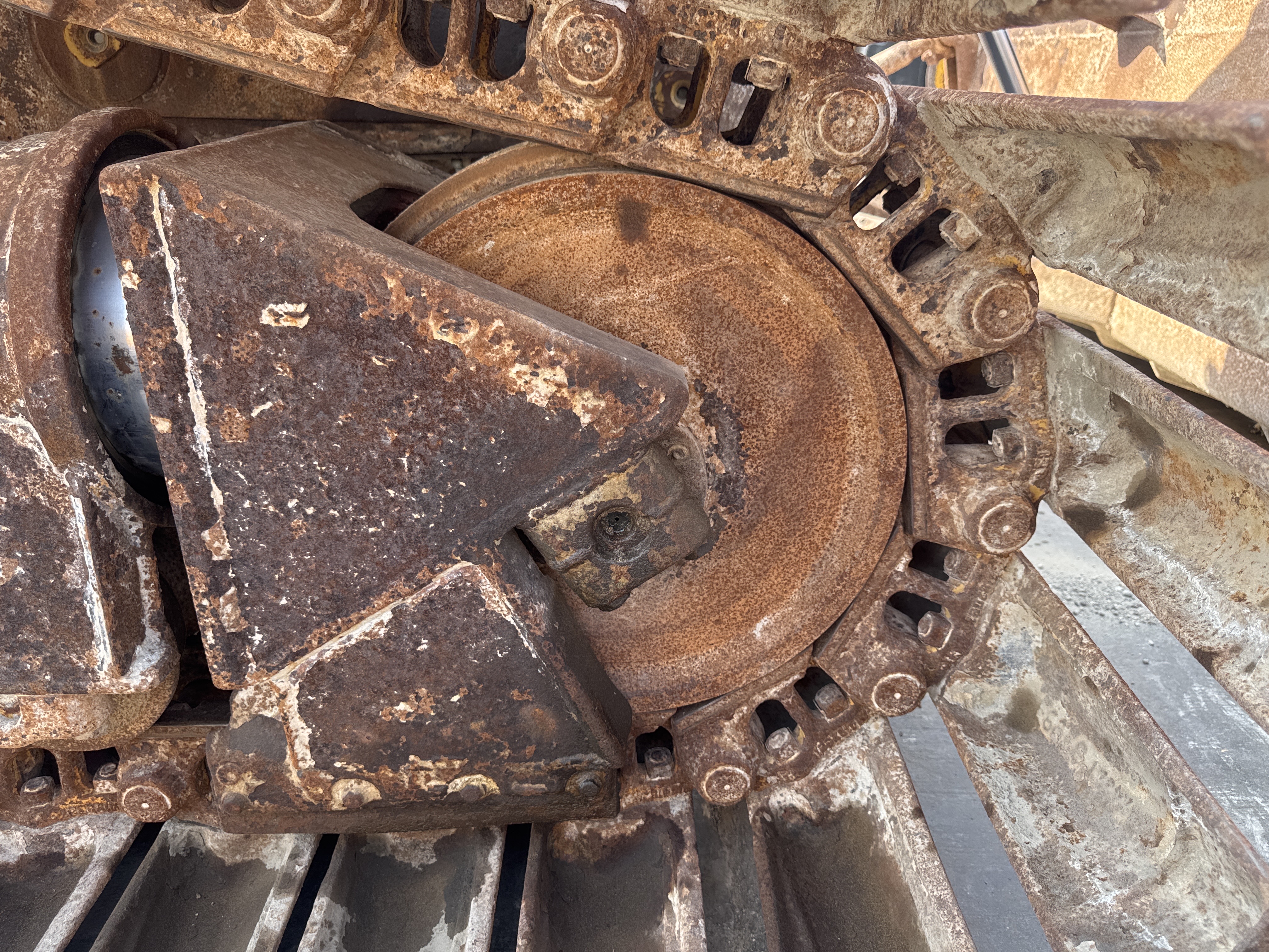 CDB-006-Cat-D6R-LGP-Crawler-dozers-inspection-Undercarriage-Right-front-idler-2