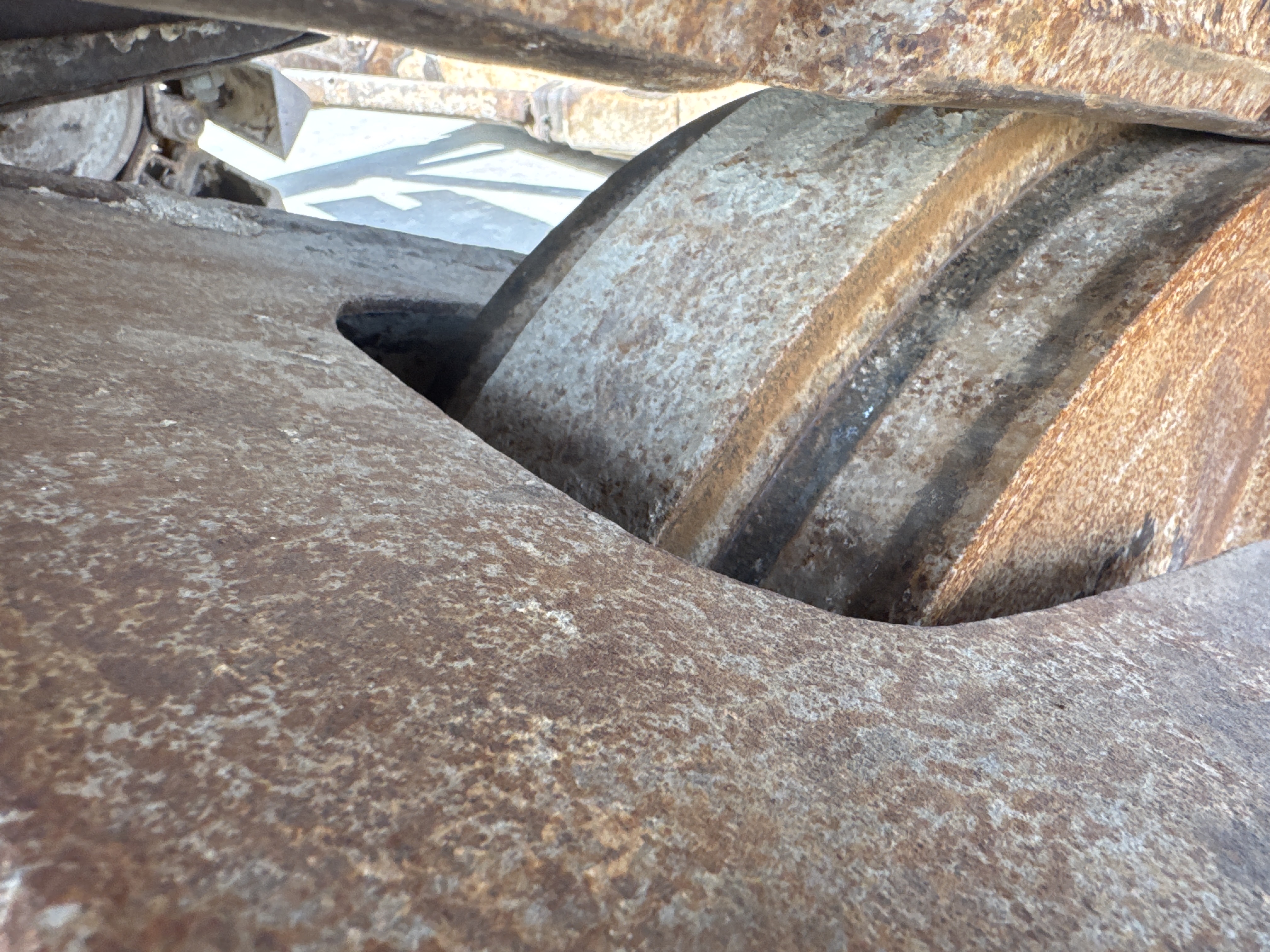 CDB-006-Cat-D6R-LGP-Crawler-dozers-inspection-Undercarriage-Right-front-idler-2