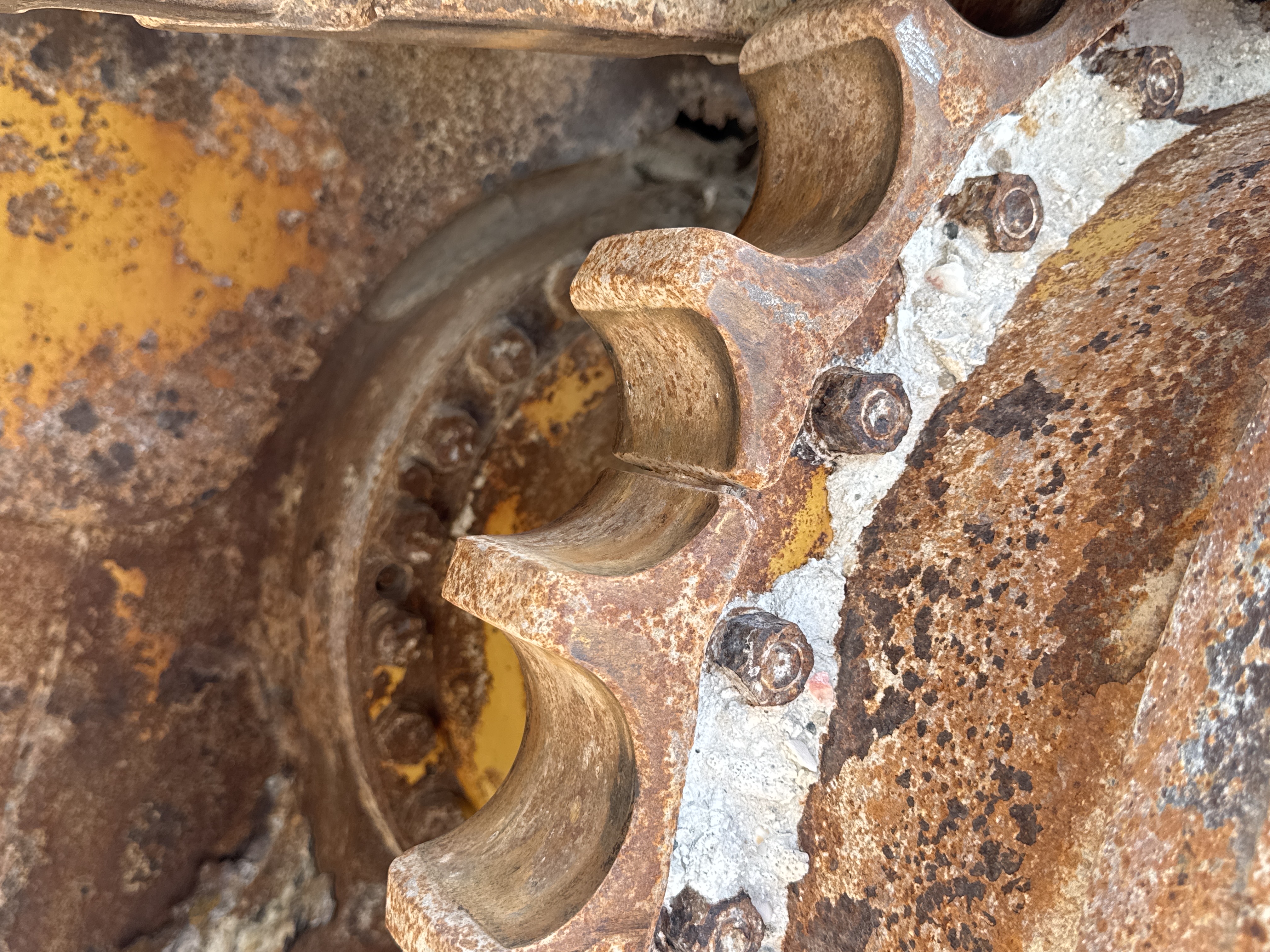 CDB-006-Cat-D6R-LGP-Crawler-dozers-inspection-Undercarriage-Left-sprocket-2