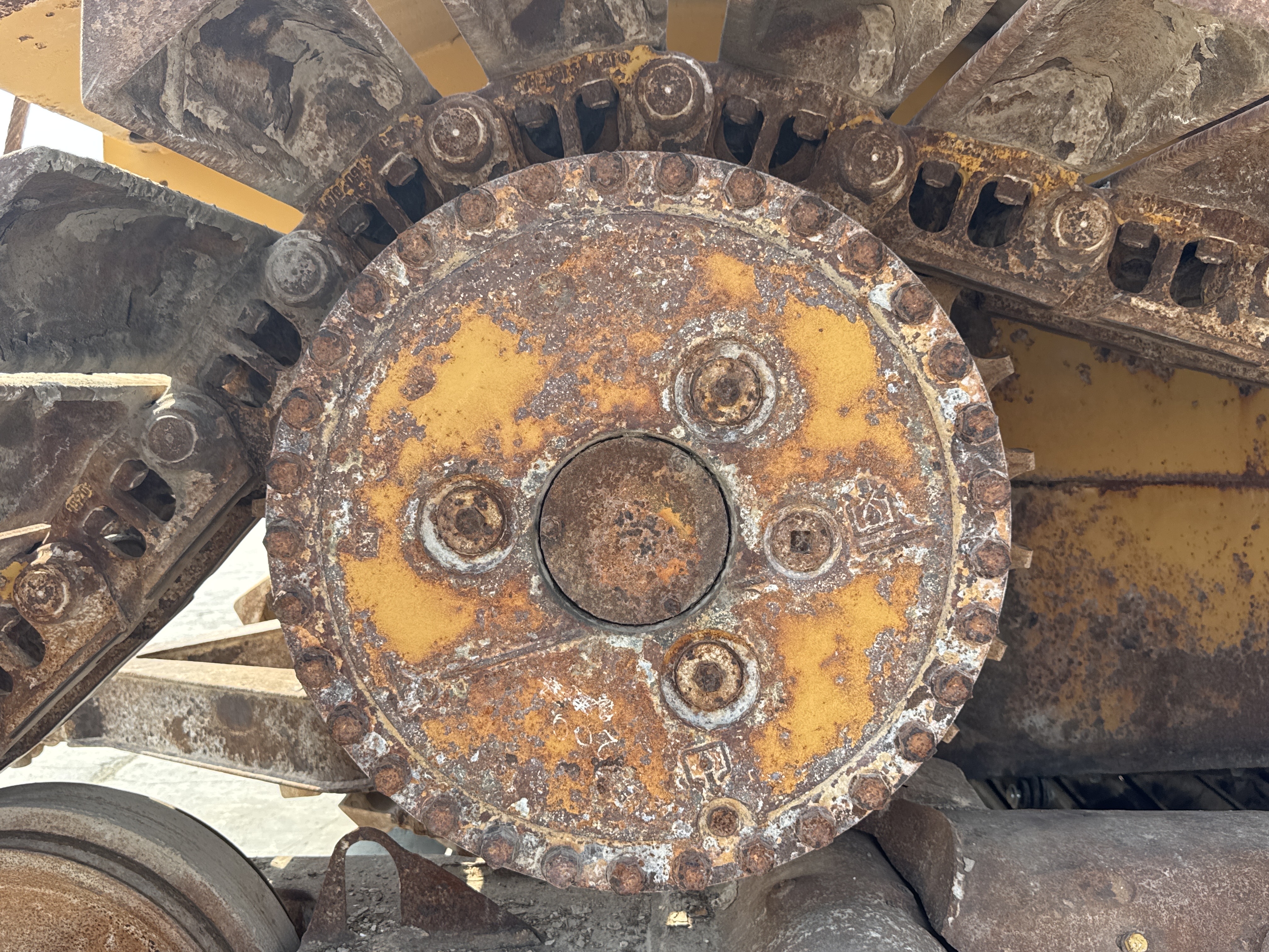 CDB-006-Cat-D6R-LGP-Crawler-dozers-inspection-Undercarriage-Right-sprocket-2