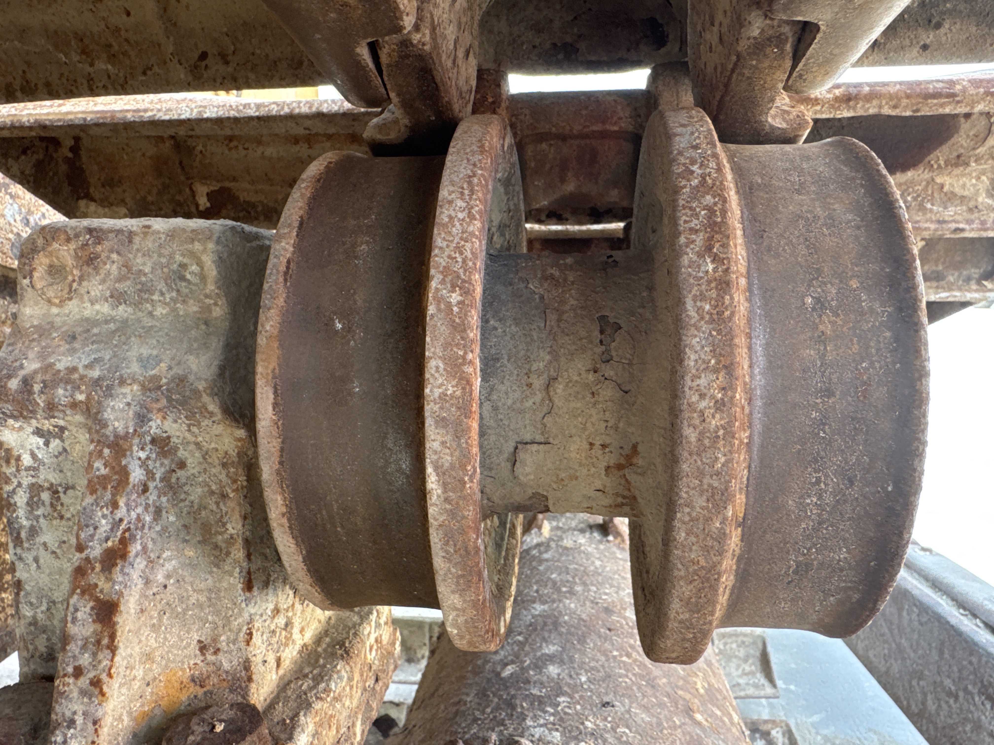 CDB-006-Cat-D6R-LGP-Crawler-dozers-inspection-Undercarriage-Right-carrier-rollers-2