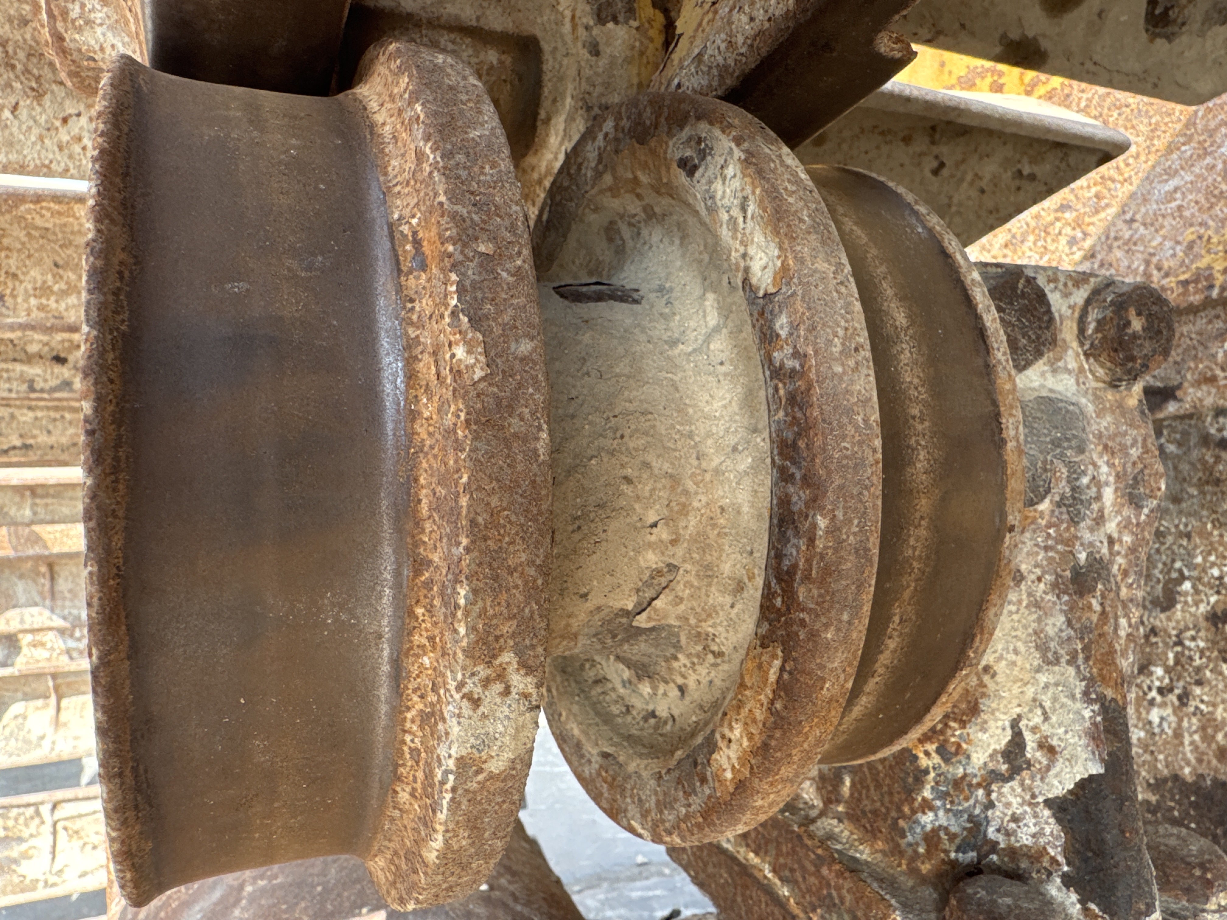 CDB-006-Cat-D6R-LGP-Crawler-dozers-inspection-Undercarriage-Left-carrier-rollers-2