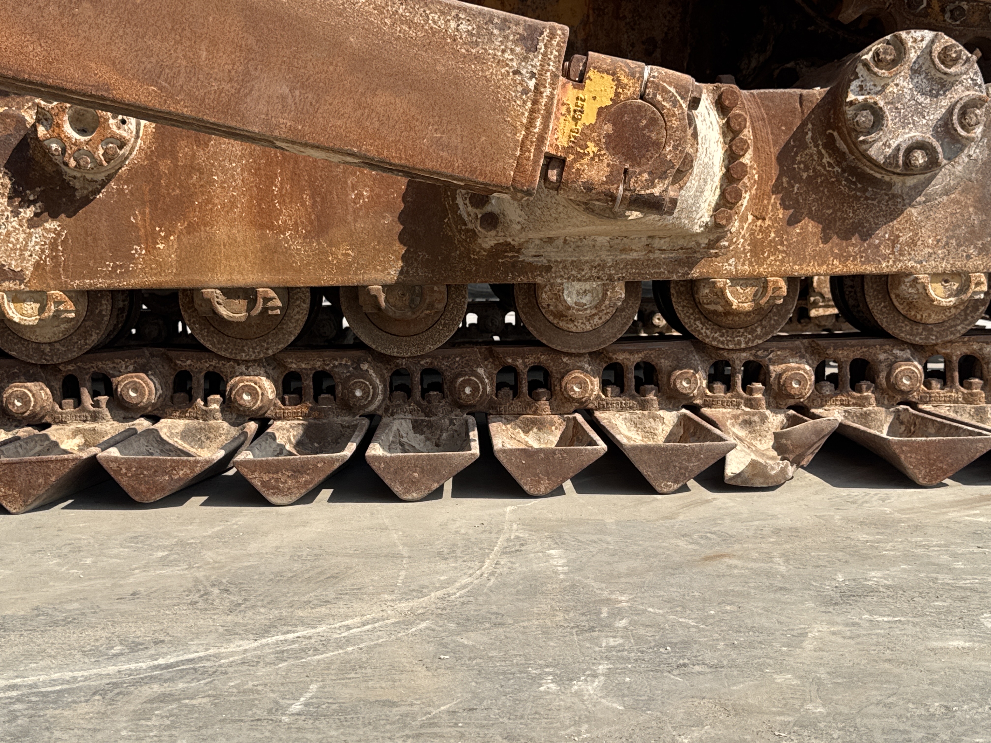 CDB-006-Cat-D6R-LGP-Crawler-dozers-inspection-Undercarriage-Left-track-rollers-2