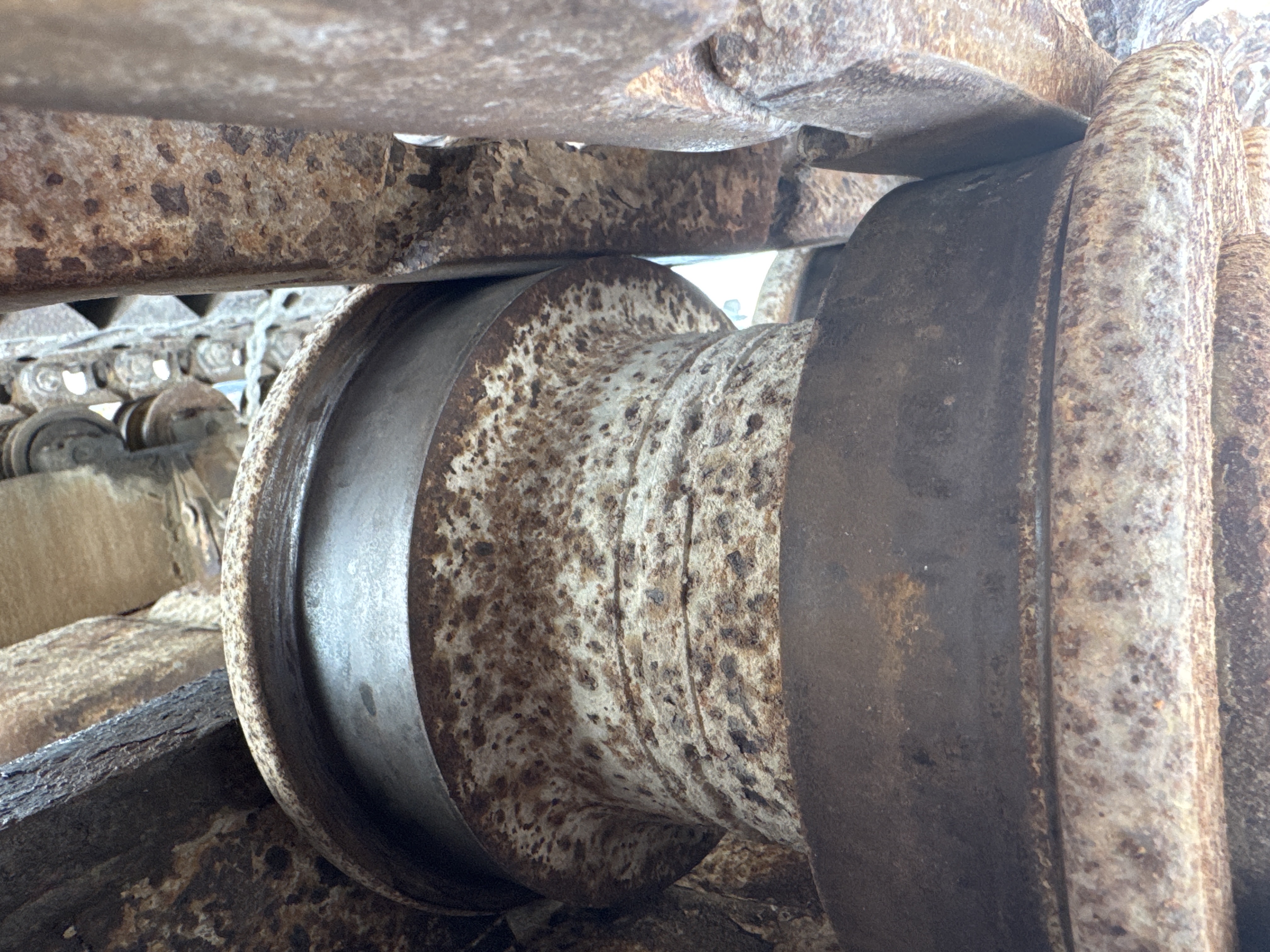 CDB-006-Cat-D6R-LGP-Crawler-dozers-inspection-Undercarriage-Left-track-rollers-2
