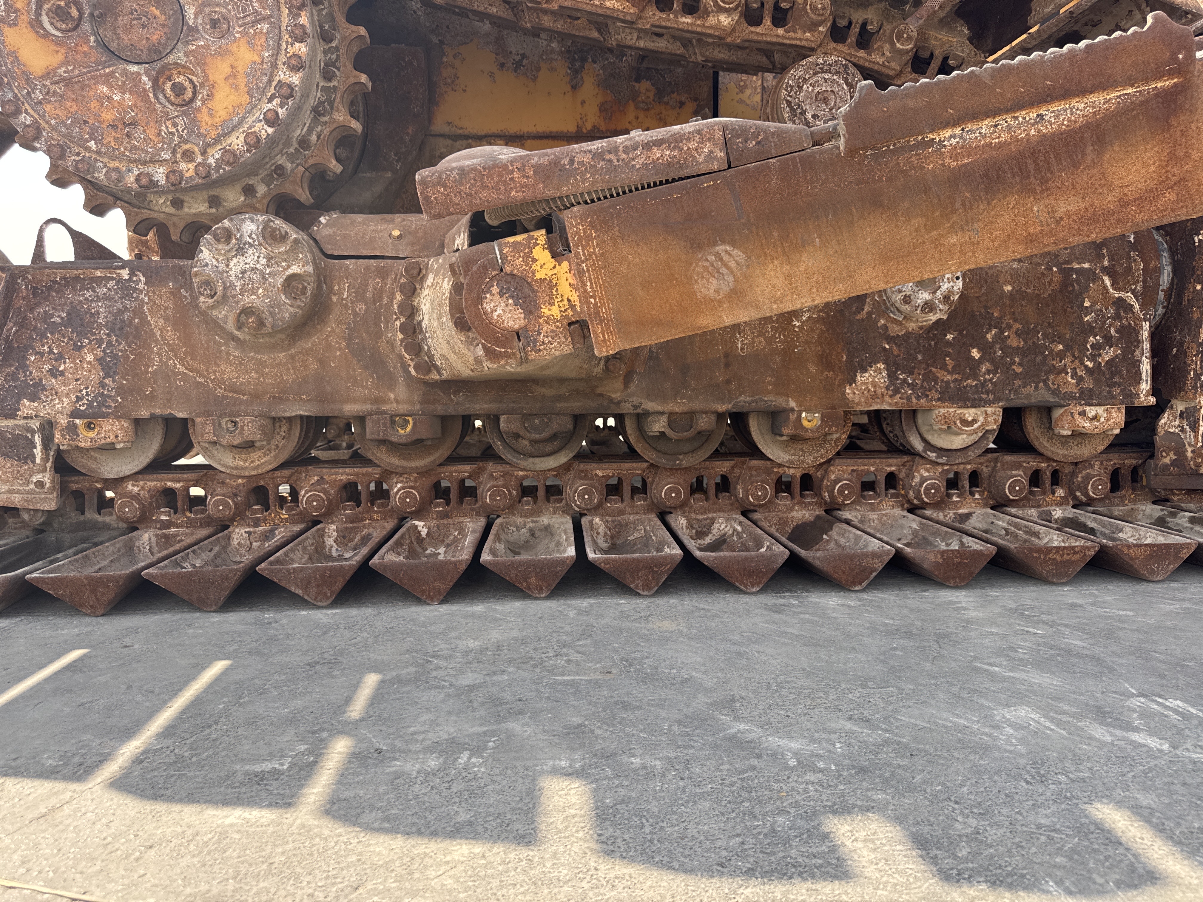 CDB-006-Cat-D6R-LGP-Crawler-dozers-inspection-Undercarriage-Right-track-rollers-2