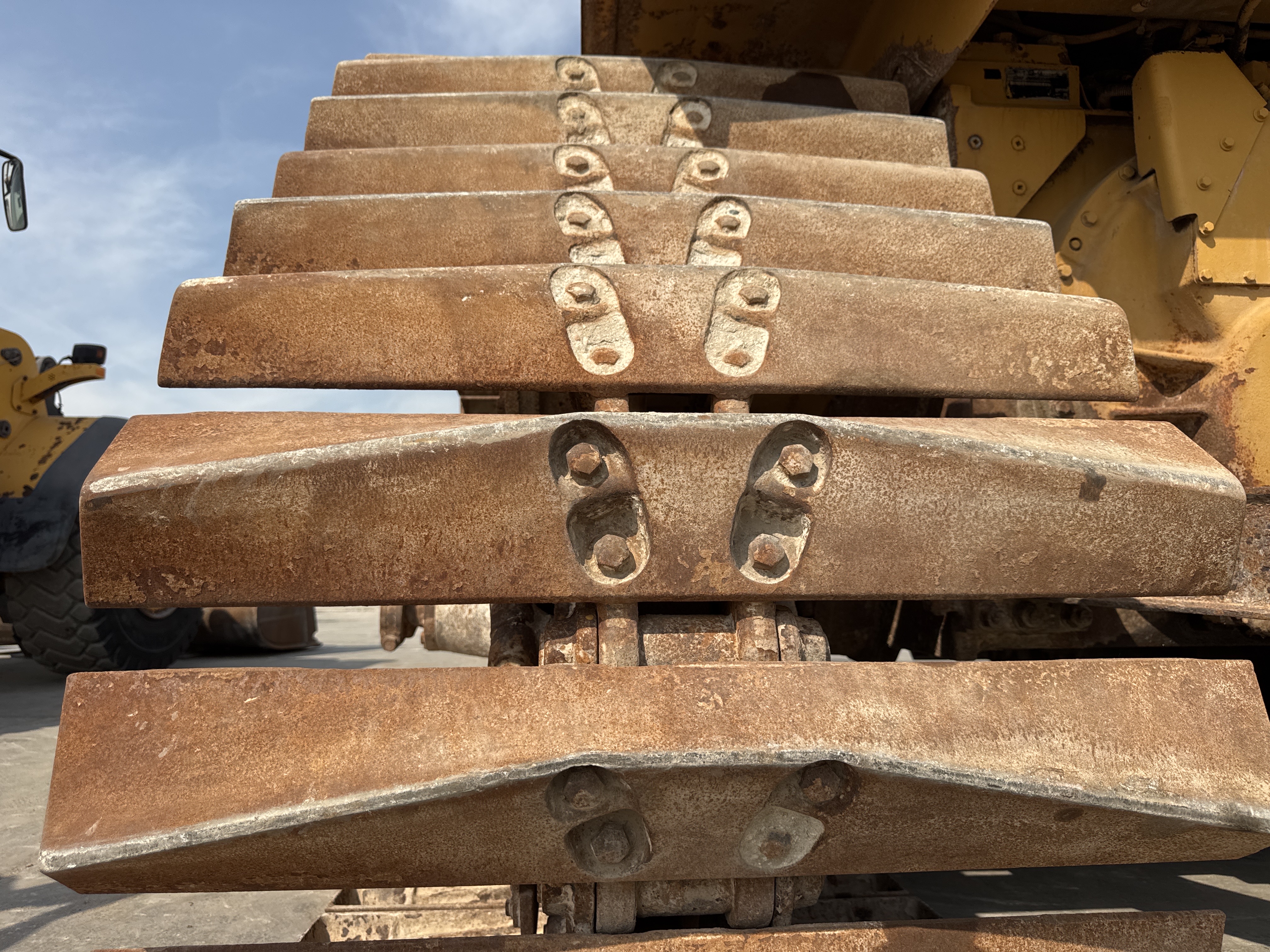 CDB-006-Cat-D6R-LGP-Crawler-dozers-inspection-Undercarriage-Left-track-shoes-2