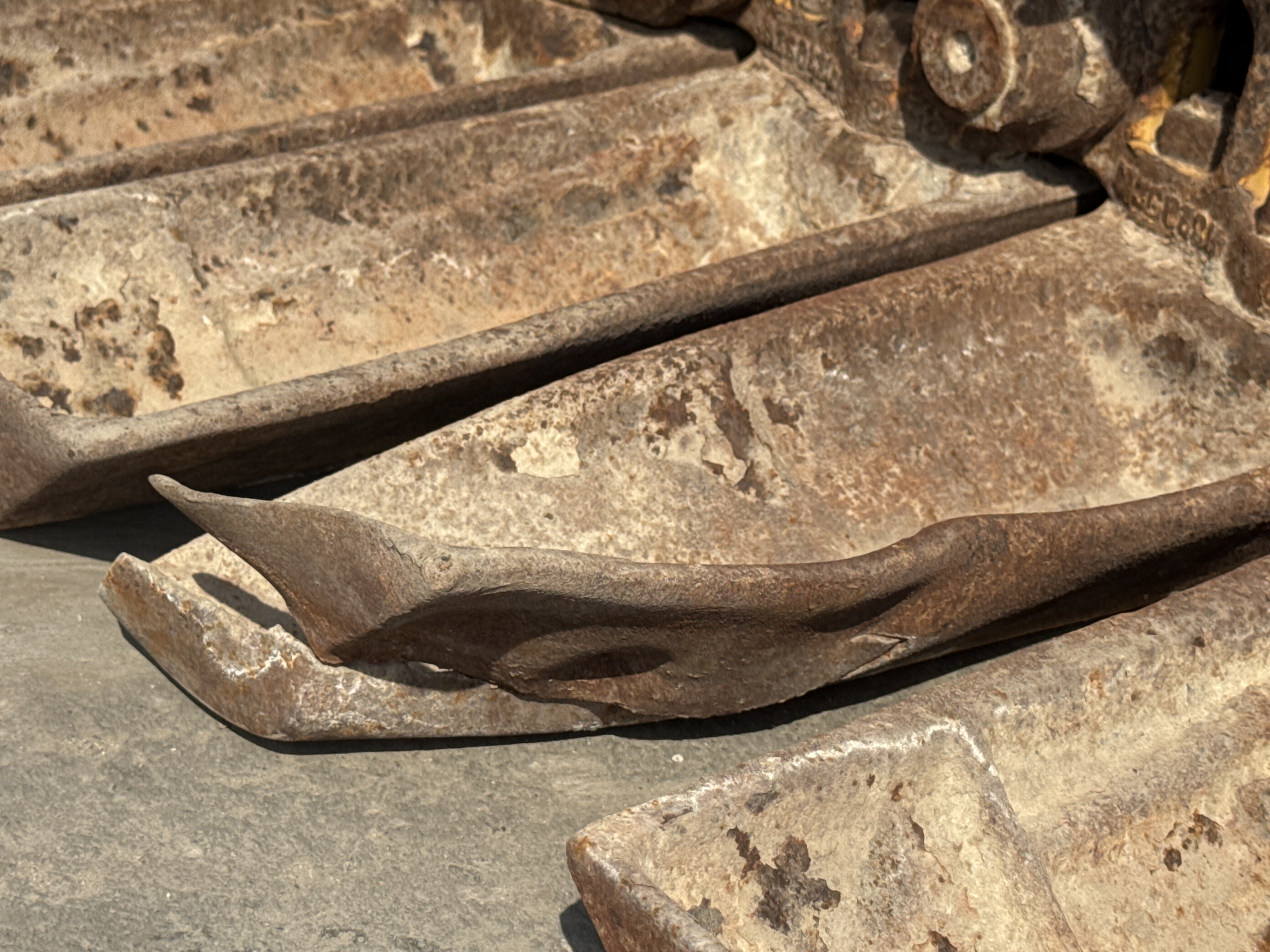 CDB-006-Cat-D6R-LGP-Crawler-dozers-inspection-Undercarriage-Left-track-shoes-2