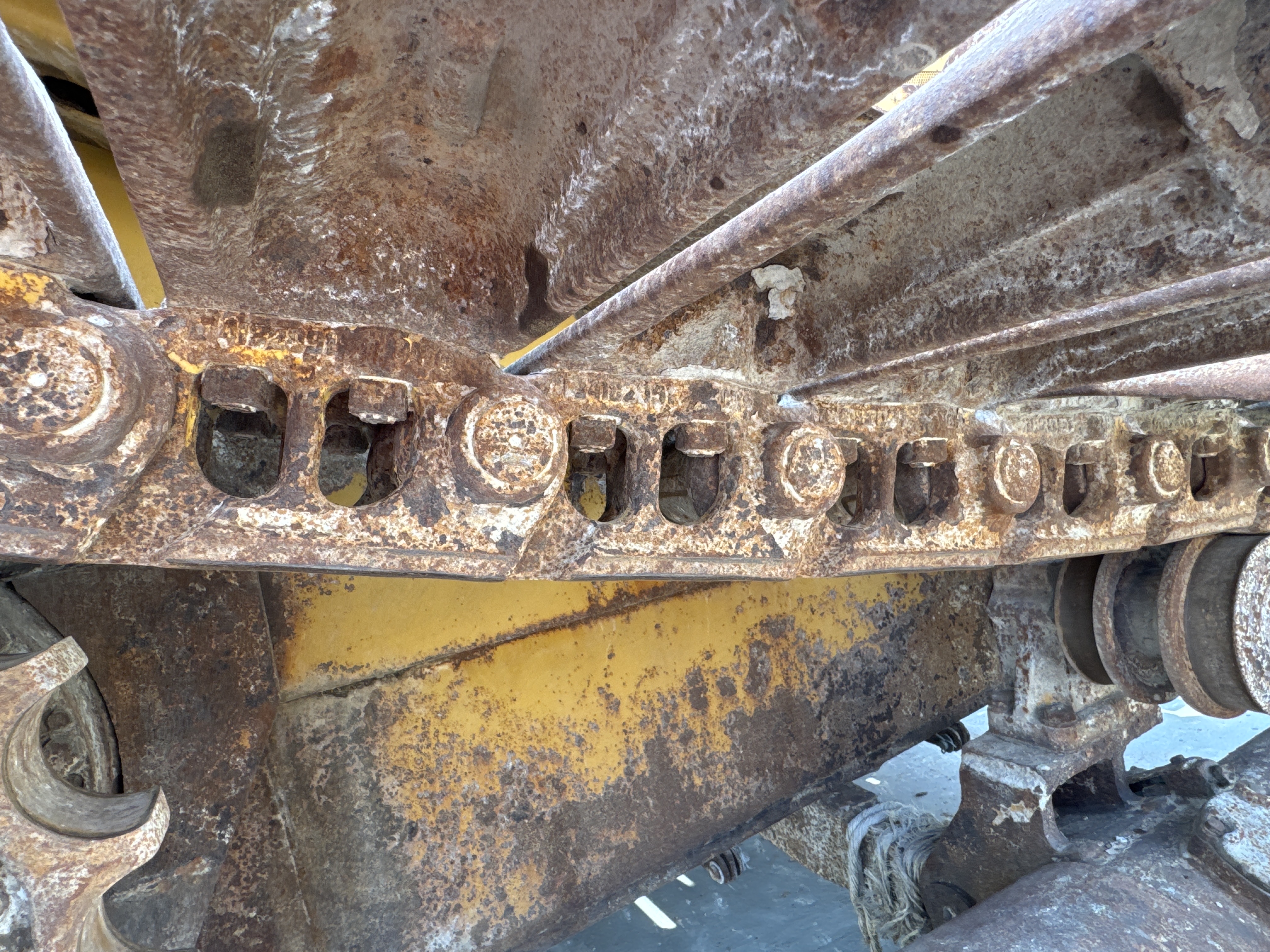 CDB-006-Cat-D6R-LGP-Crawler-dozers-inspection-Undercarriage-Right-track-chain-1