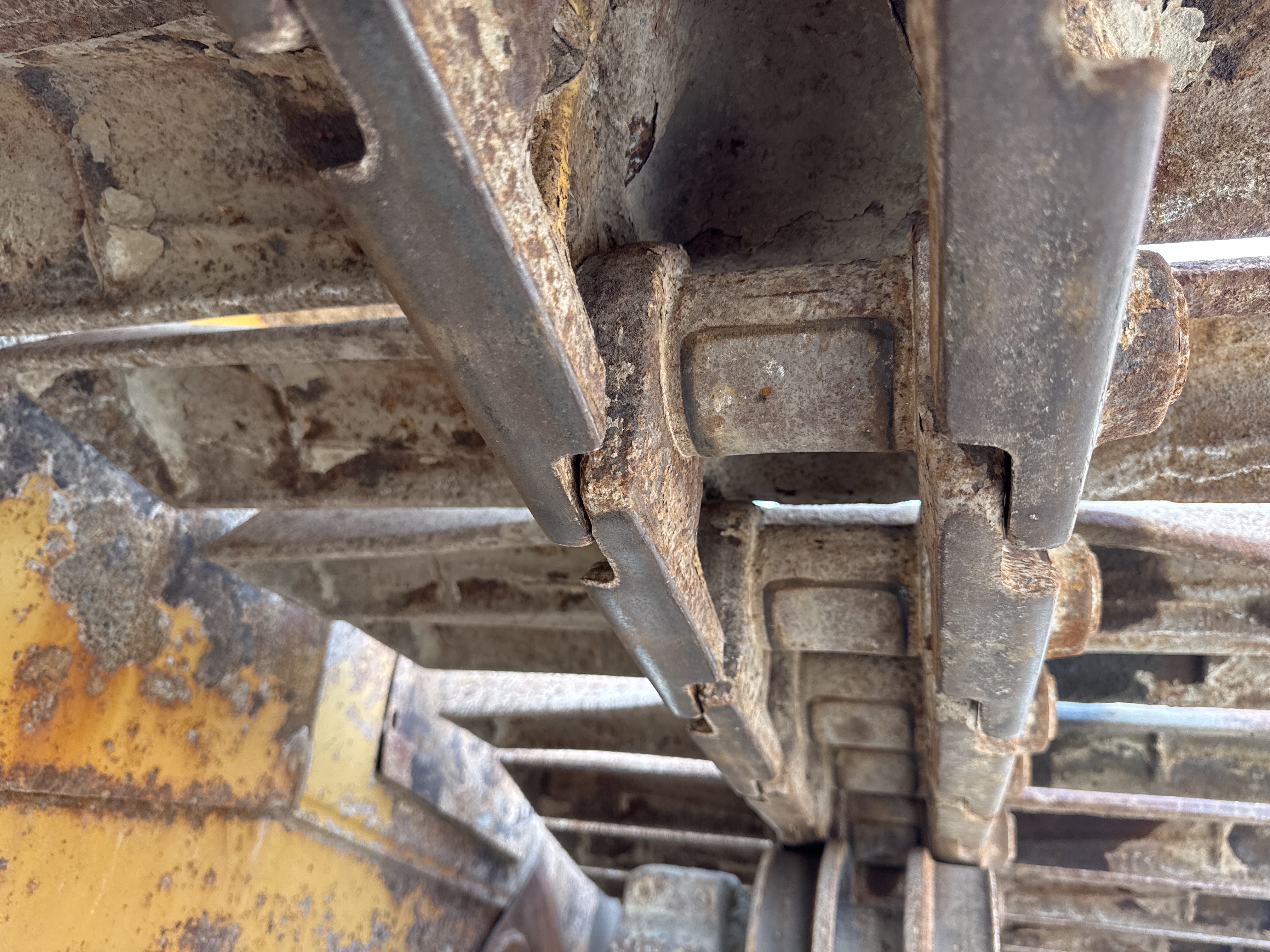 CDB-006-Cat-D6R-LGP-Crawler-dozers-inspection-Undercarriage-Right-track-chain-2