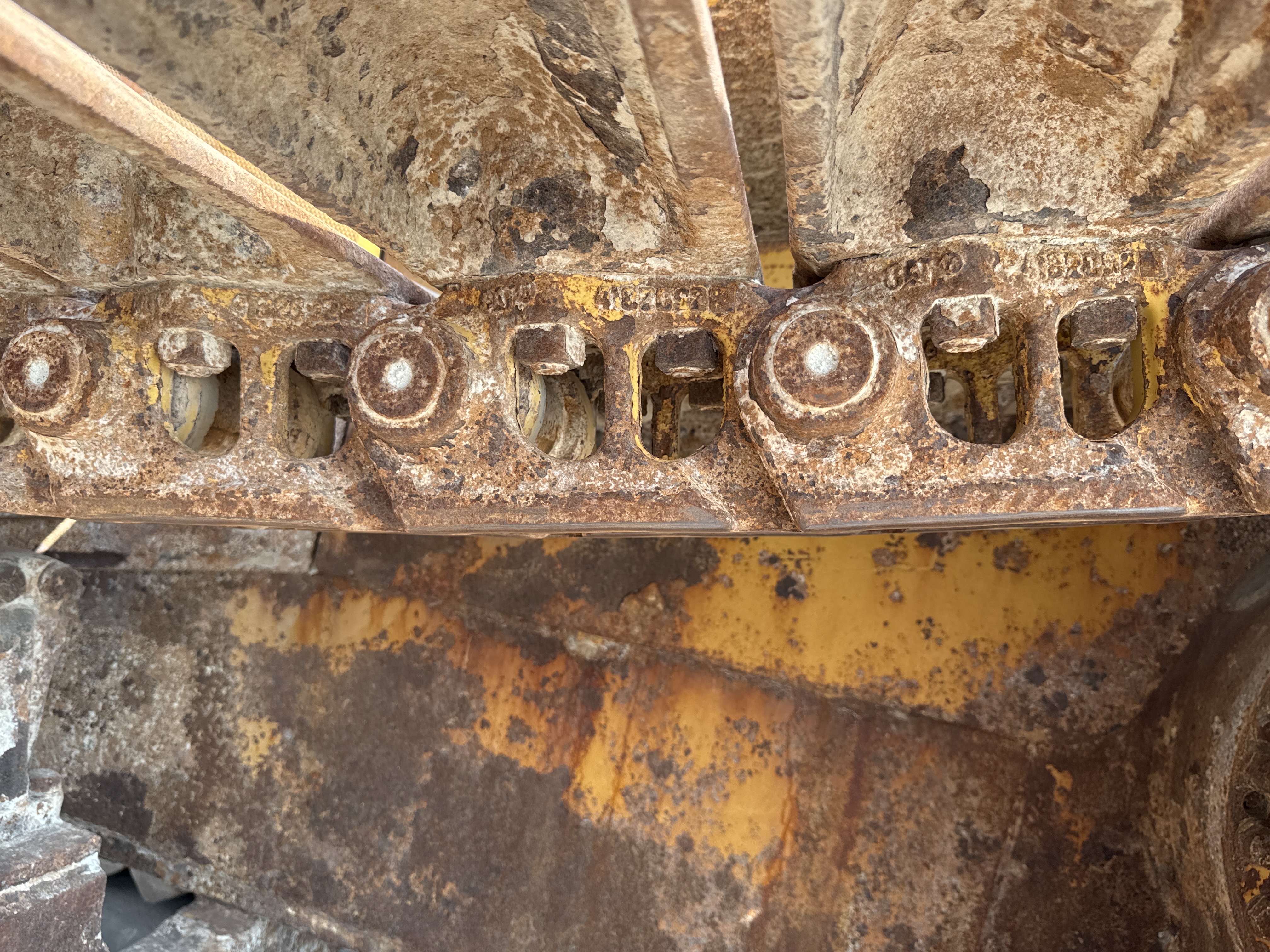 CDB-006-Cat-D6R-LGP-Crawler-dozers-inspection-Undercarriage-Left-track-chain-2