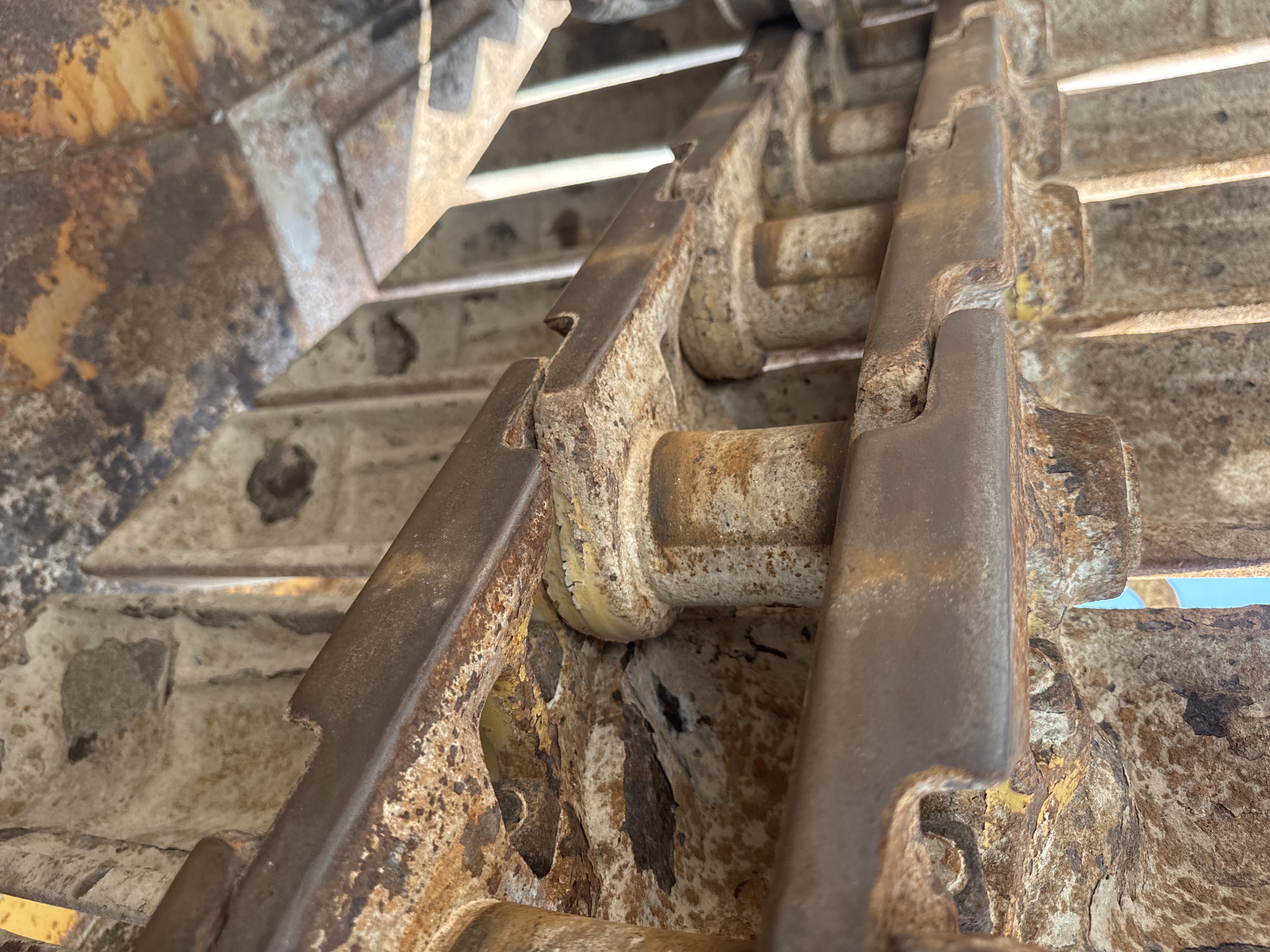 CDB-006-Cat-D6R-LGP-Crawler-dozers-inspection-Undercarriage-Left-track-chain-2