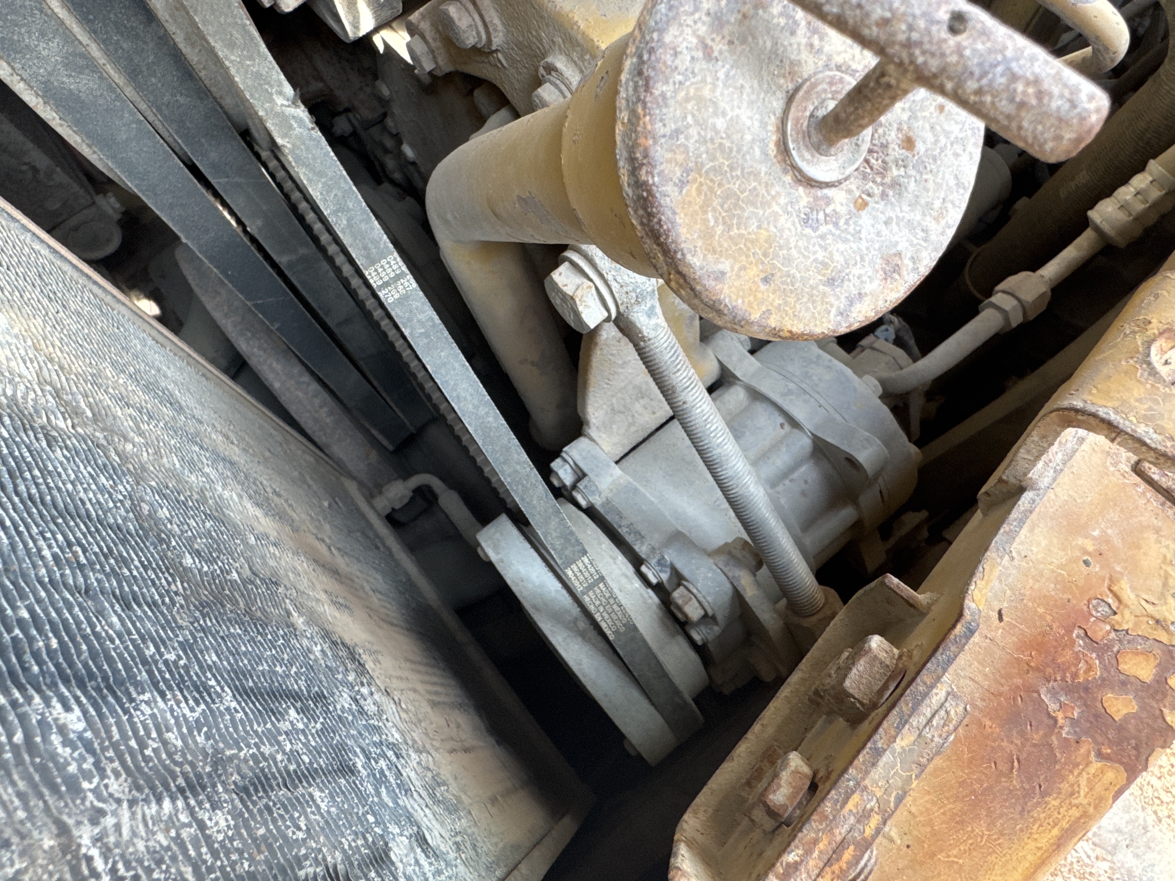 CDB-006-Cat-D6R-LGP-Crawler-dozers-inspection-Air-conditioning-A/C-compressor-2