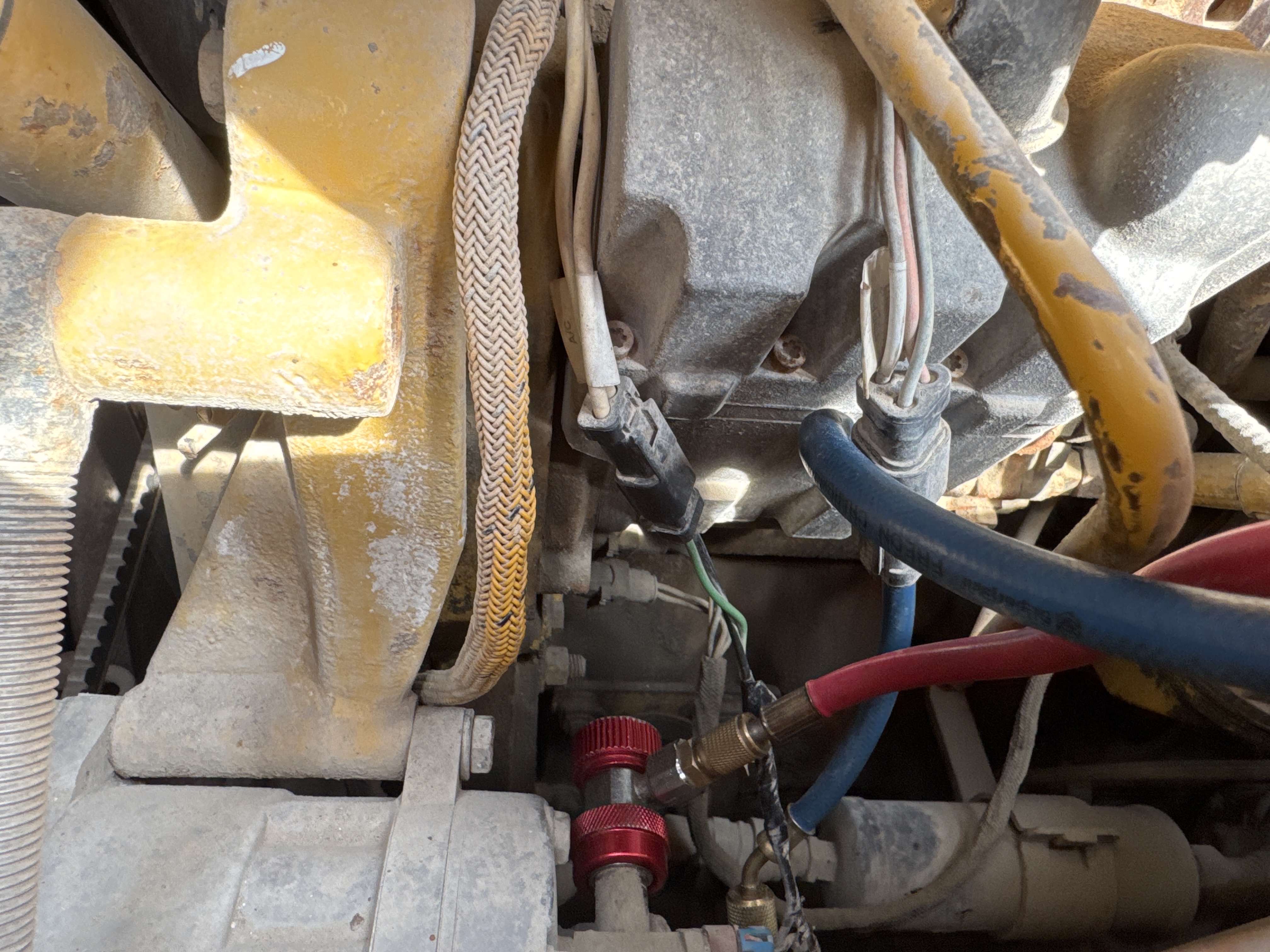 CDB-006-Cat-D6R-LGP-Crawler-dozers-inspection-Air-conditioning-A/C-compressor-2