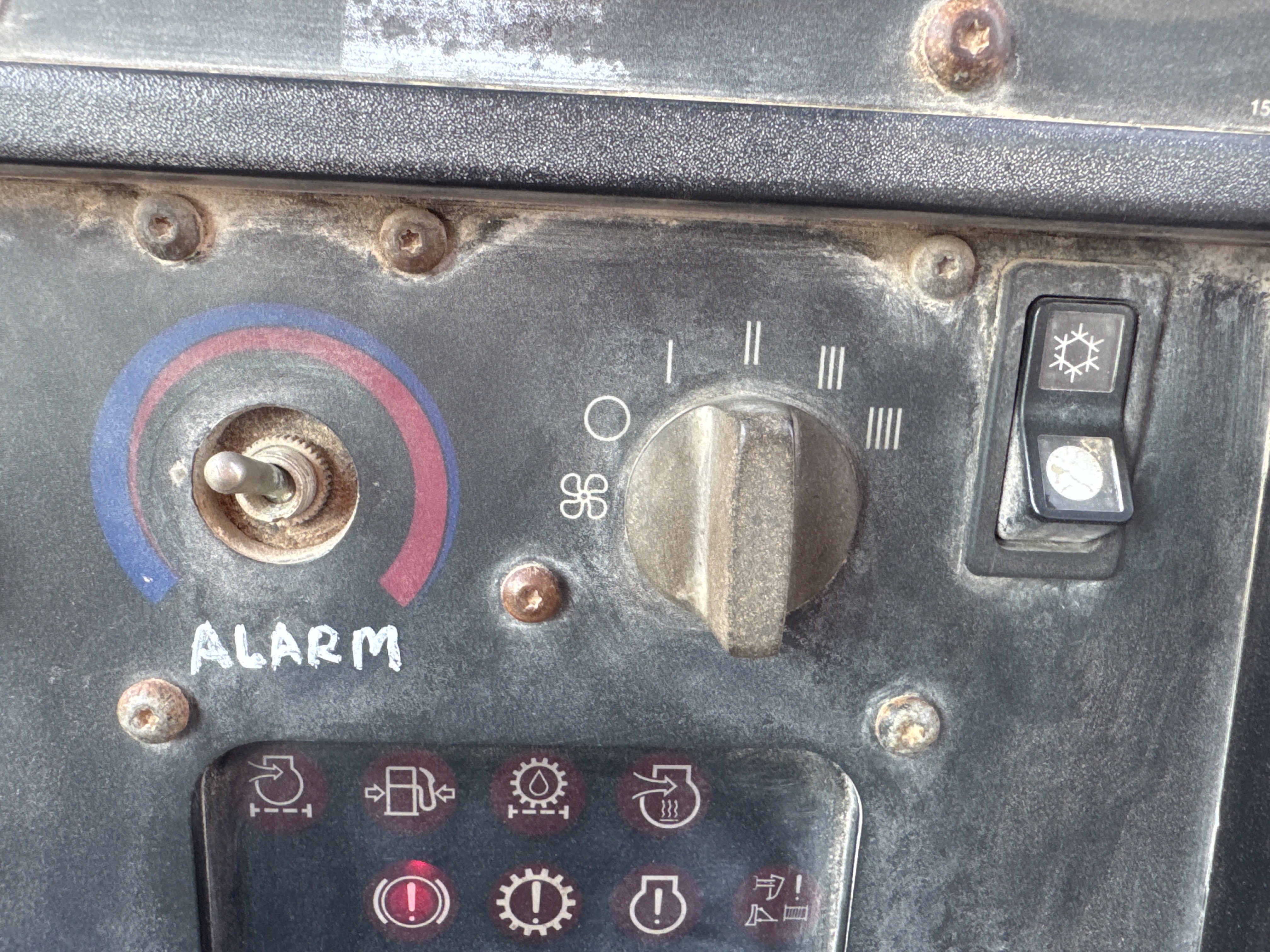 CDB-006-Cat-D6R-LGP-Crawler-dozers-inspection-Air-conditioning-A/C-control-panel-2