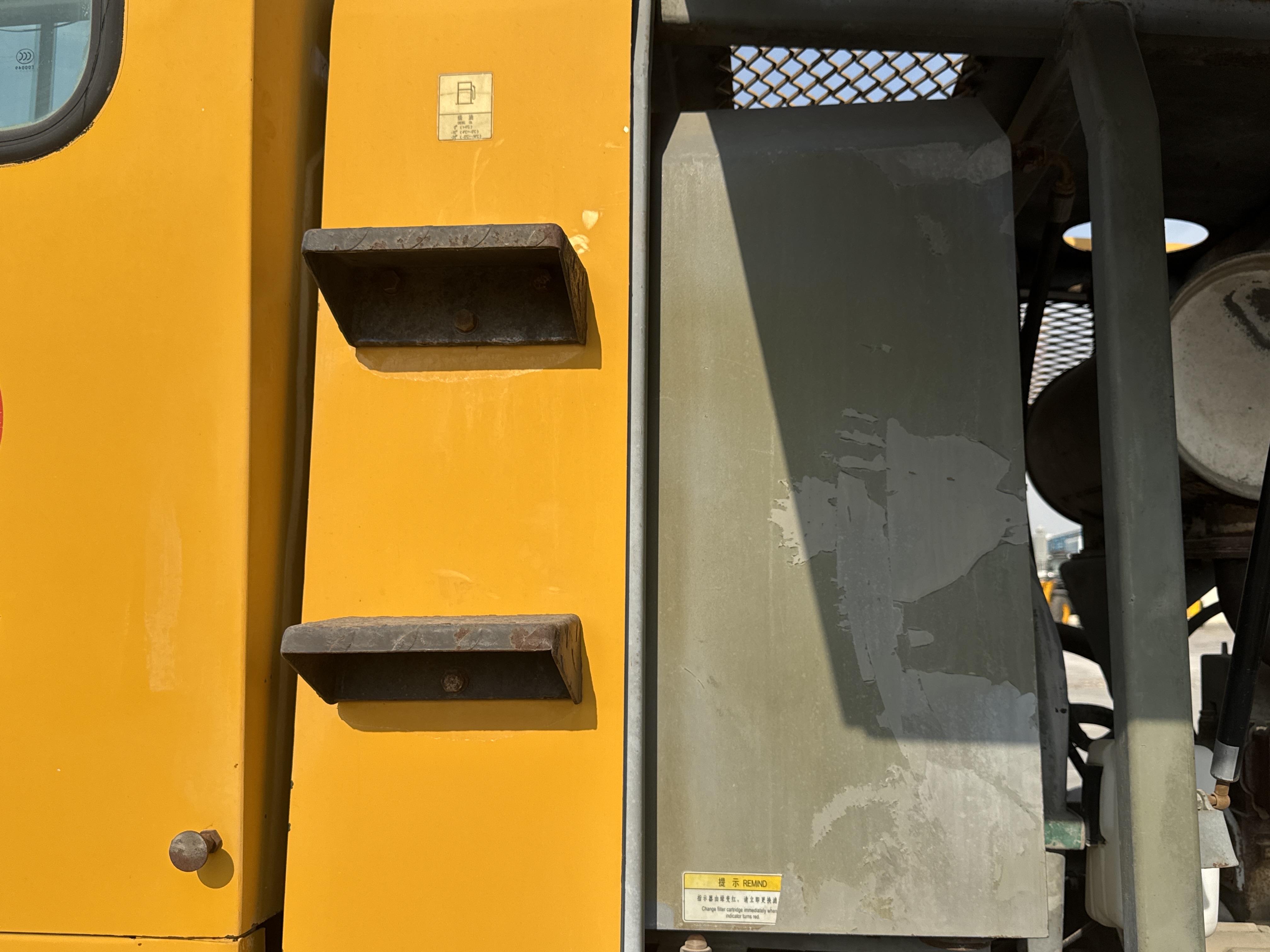 MGG-002-Sany-PQ190-IIA-Motor-graders-inspection-Engine-Fuel-tank-2