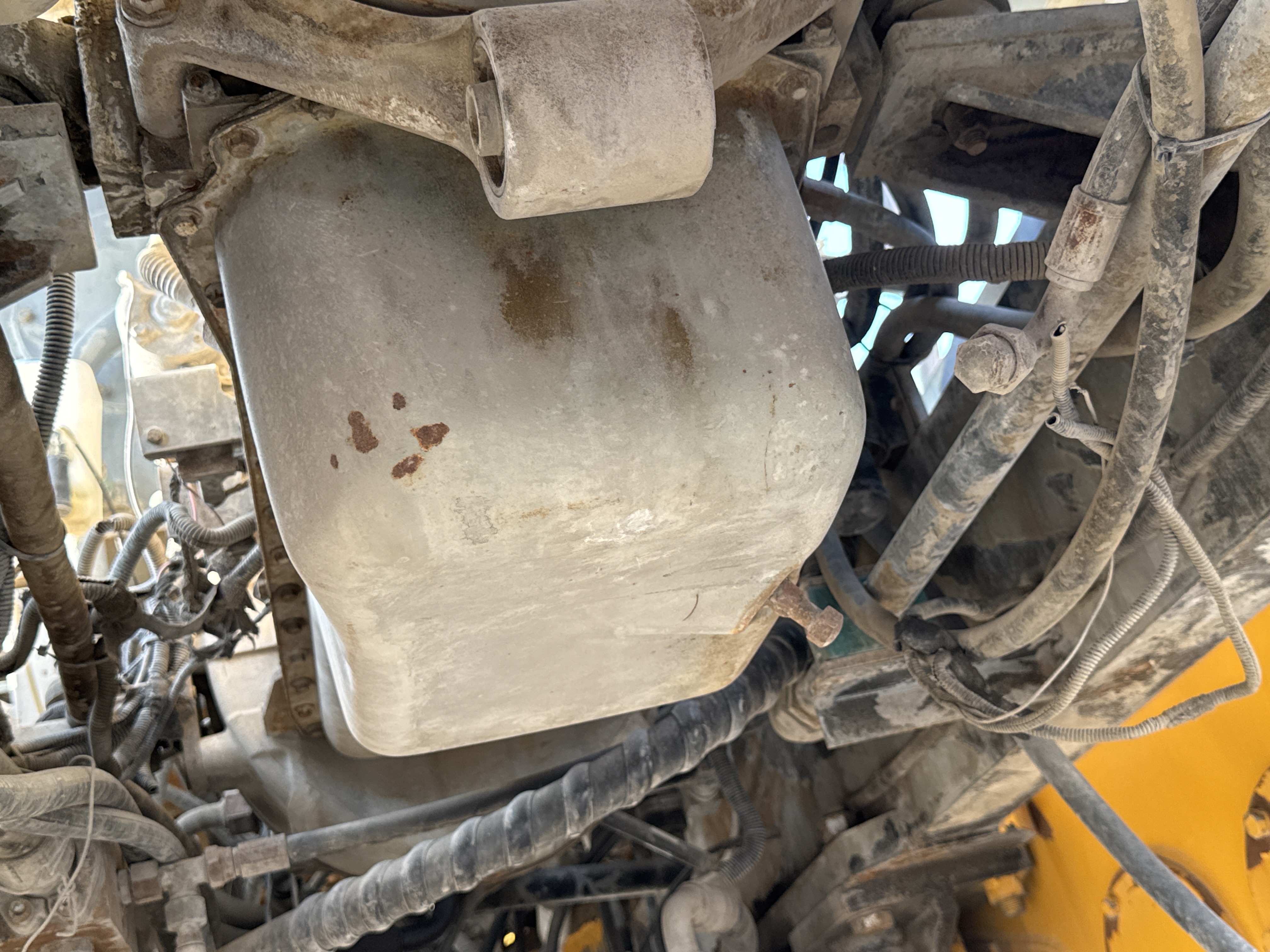MGG-002-Sany-PQ190-IIA-Motor-graders-inspection-Engine-Engine-oil-leaks-4