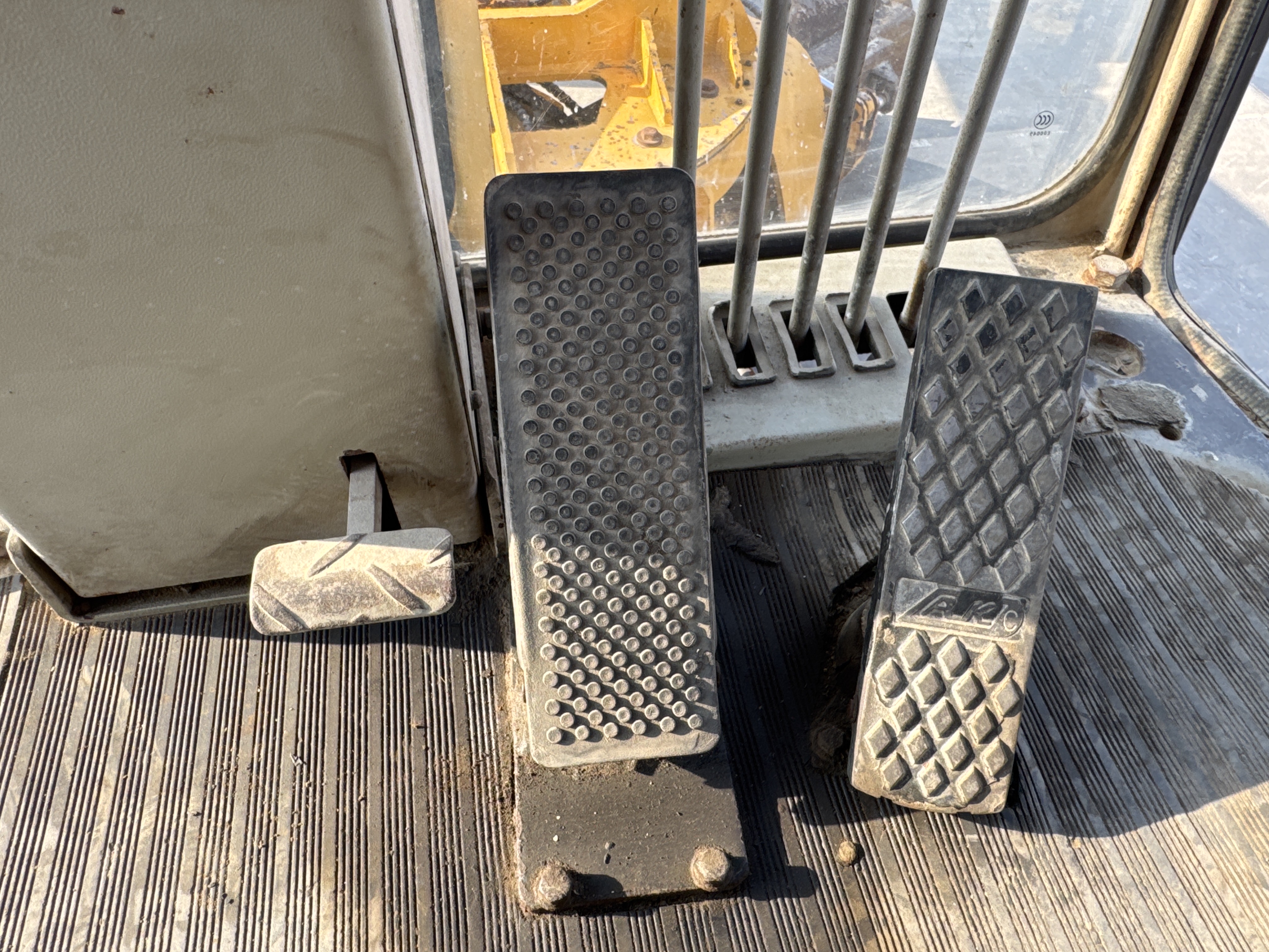 MGG-002-Sany-PQ190-IIA-Motor-graders-inspection-Cabin-Pedals-2