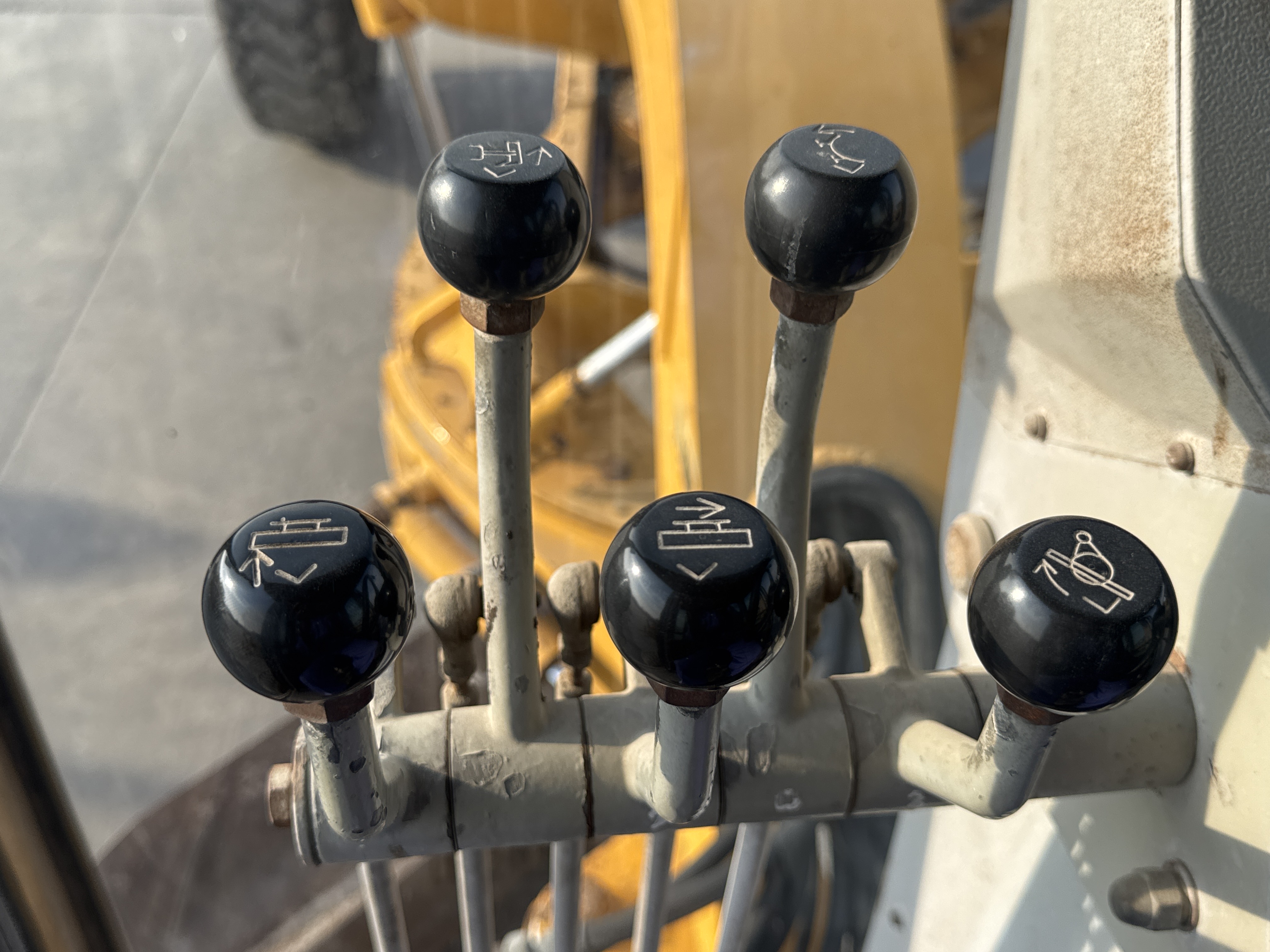 MGG-002-Sany-PQ190-IIA-Motor-graders-inspection-Cabin-Joysticks-2