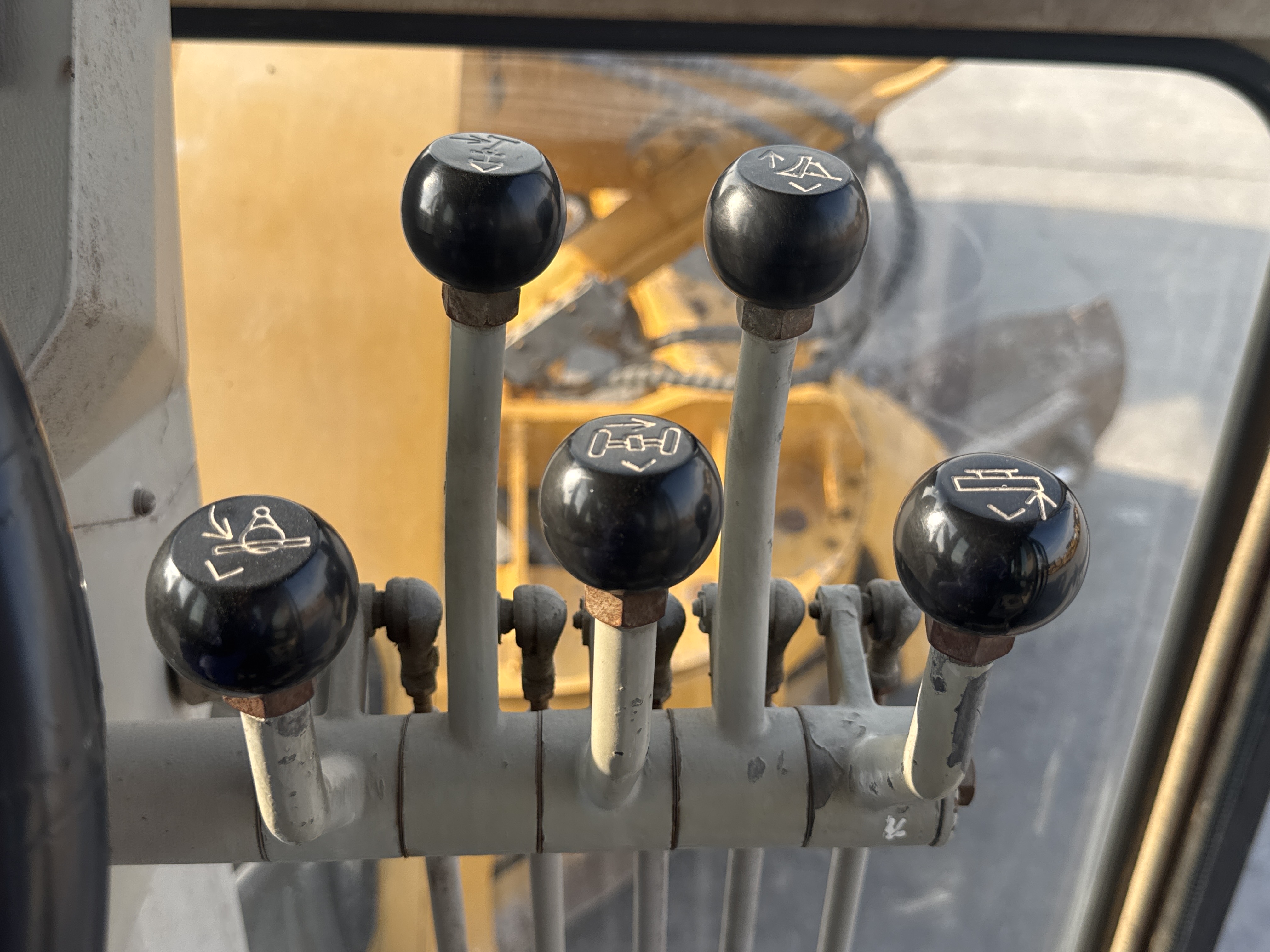MGG-002-Sany-PQ190-IIA-Motor-graders-inspection-Cabin-Joysticks-2